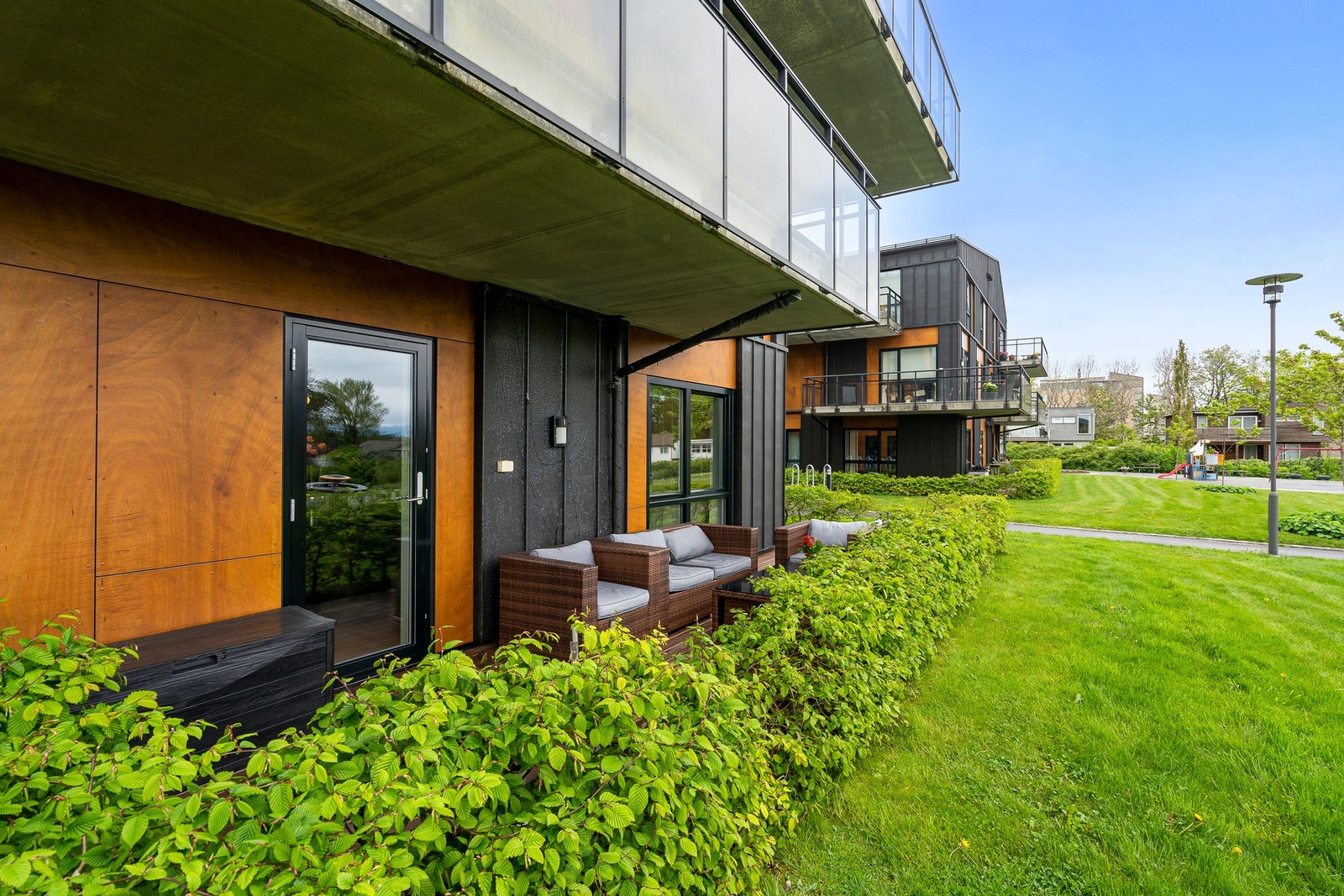 Terrassen er delvis overbygd og går langs to sider (hjørneleilighet), så her er det gode solforhold store deler av dagen. Galleribilde