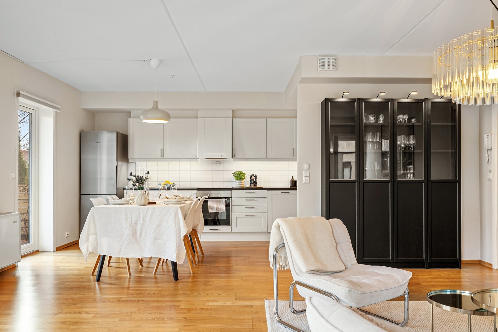 Planløsningen gir naturlige soner for både spiseplass og sofagruppe, og rommet er enkelt å møblere. Galleribilde