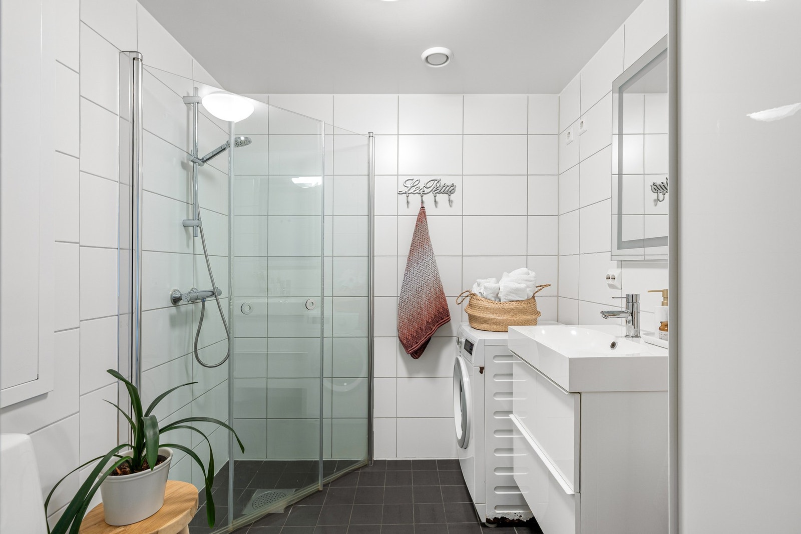 Badet fremstår som moderne og velholdt, med en tidløs utførelse og funksjonell planløsning. Galleribilde