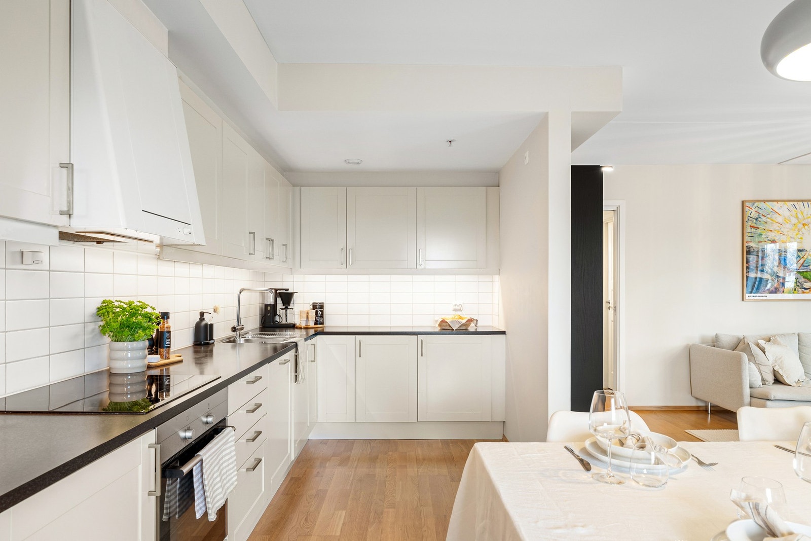 Løsningen byr på rikelig med skap- og benkeplass, som gir gode arbeidsforhold og praktisk oppbevaring i hverdagen. Galleribilde