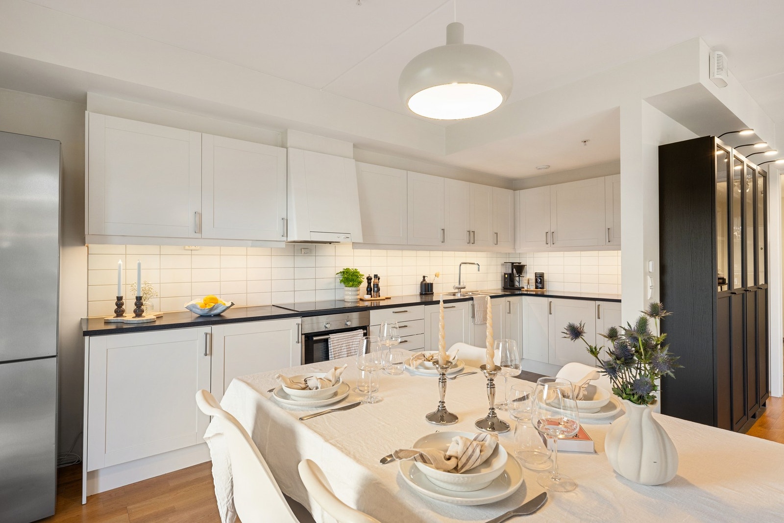 Kjøkkenet er levert av Marbodal og fremstår med en tidløs og klassisk utforming. Galleribilde