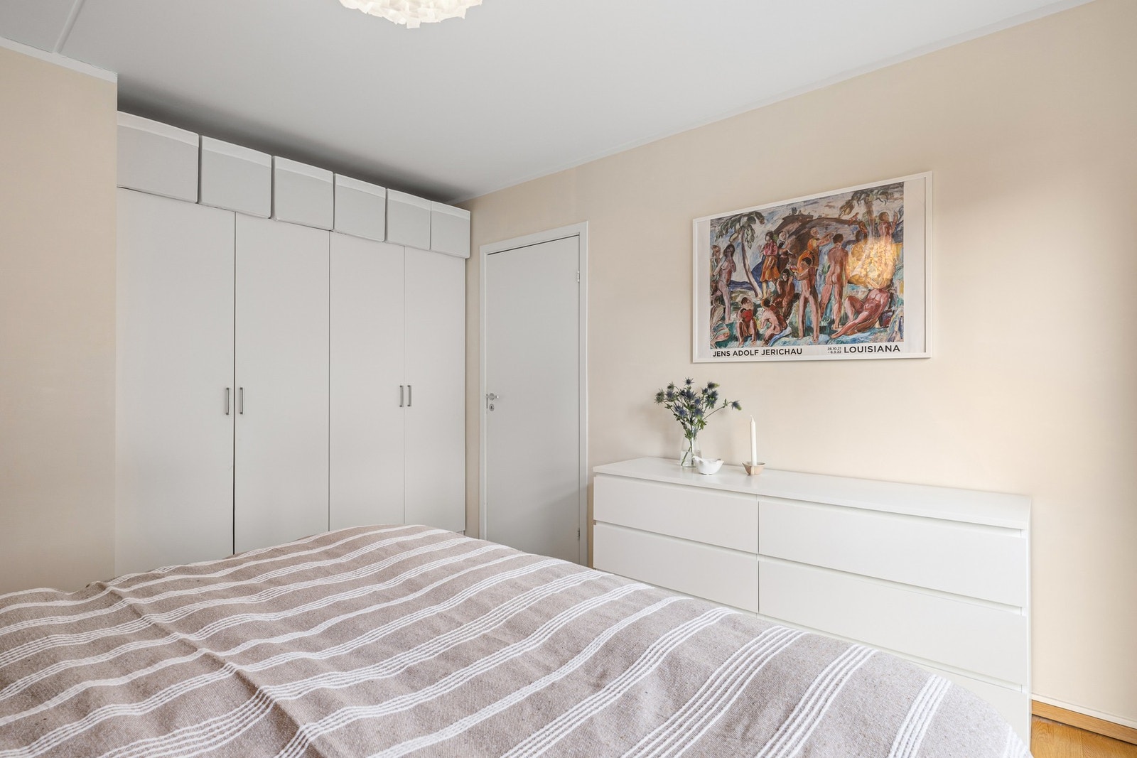 Det er satt inn en praktisk garderobeløsning, og i tillegg har man tilkomst til en bod som i dag er benyttet som walk-in. Galleribilde