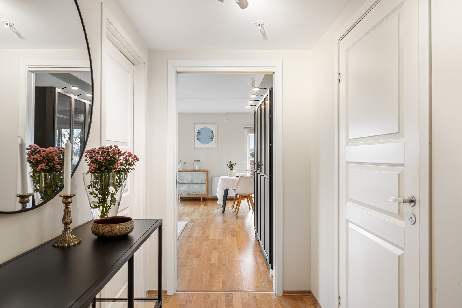 Fra entrèen har man tilkomst til begge soverom, bad og stue, hvorav sistnevnte er adskilt med skyvedør. Galleribilde