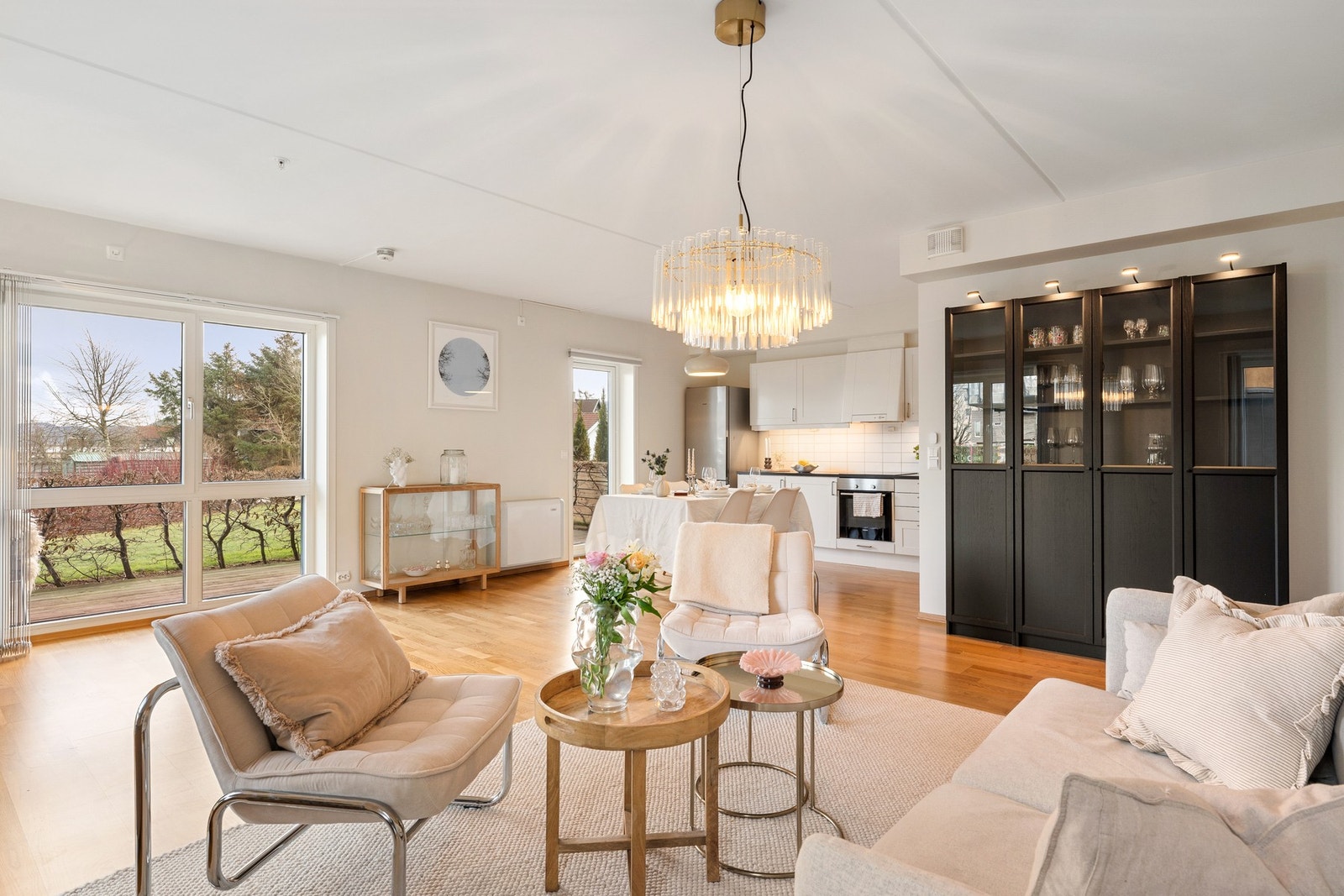 Stue og kjøkken er samlet i et romslig og sosialt oppholdsrom med fin takhøyde, store vindusflater og en luftig romfølelse. Galleribilde