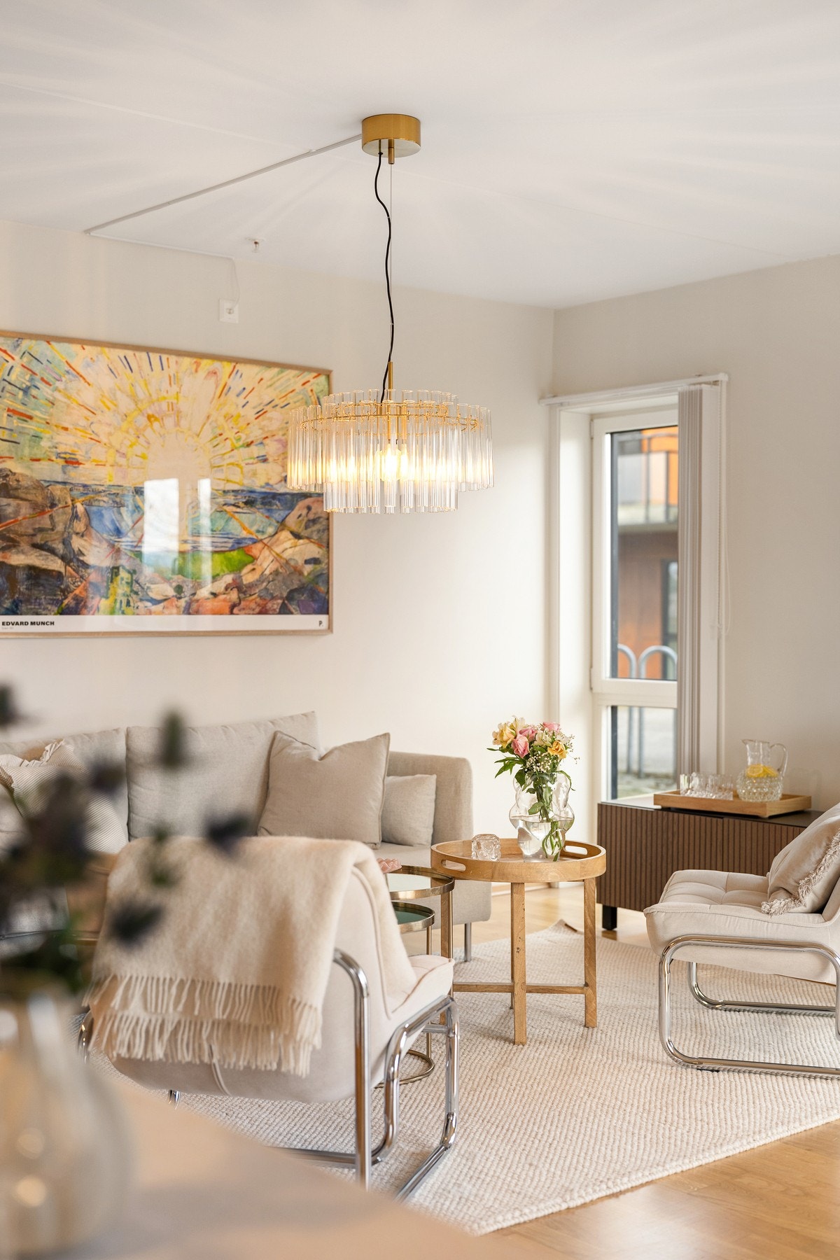 Leiligheten holder en gjennomgående god standard, med eikeparkett på gulv og malte overflater i tidsriktige fargevalg. Galleribilde