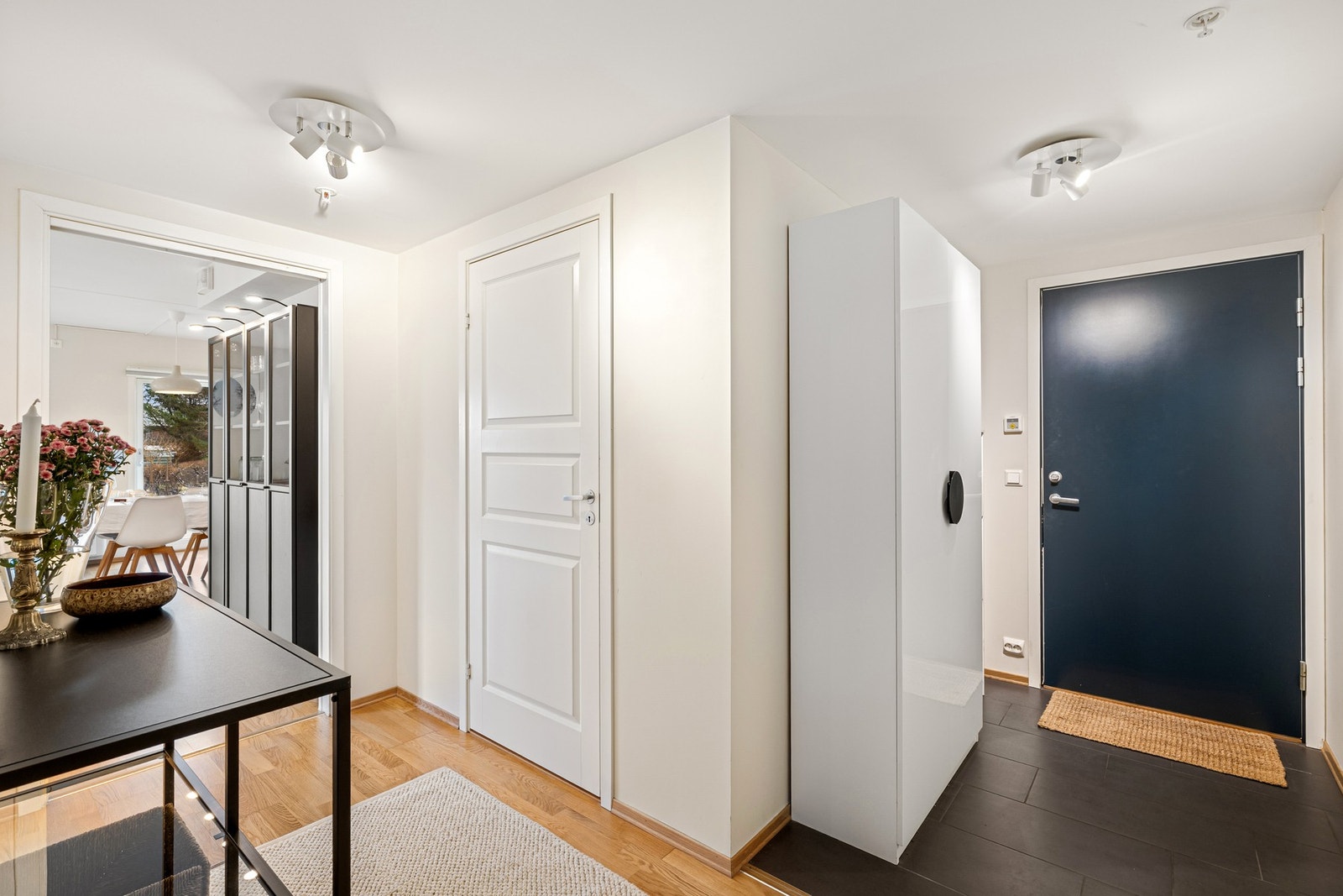 Entréen fremstår ryddig og innbydende med fliser på gulv og praktisk garderobe. Galleribilde