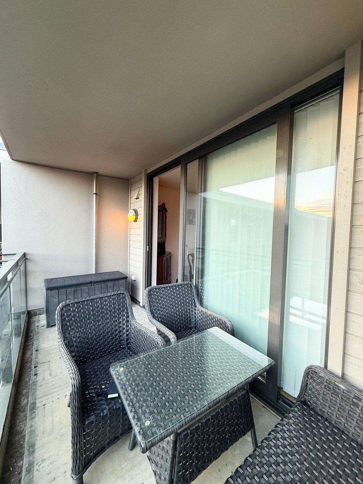 Balkong utstyrt med utemøbler Galleribilde