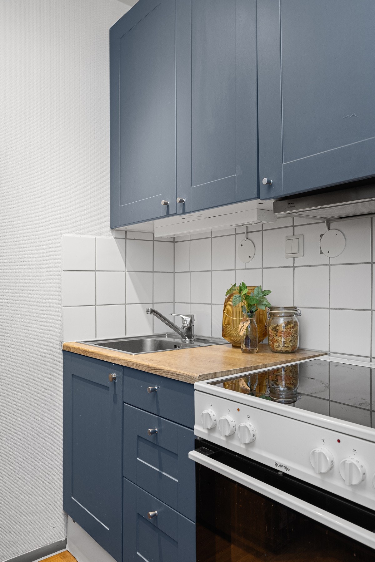 Ventilator over komfyr med kullfilter. Galleribilde