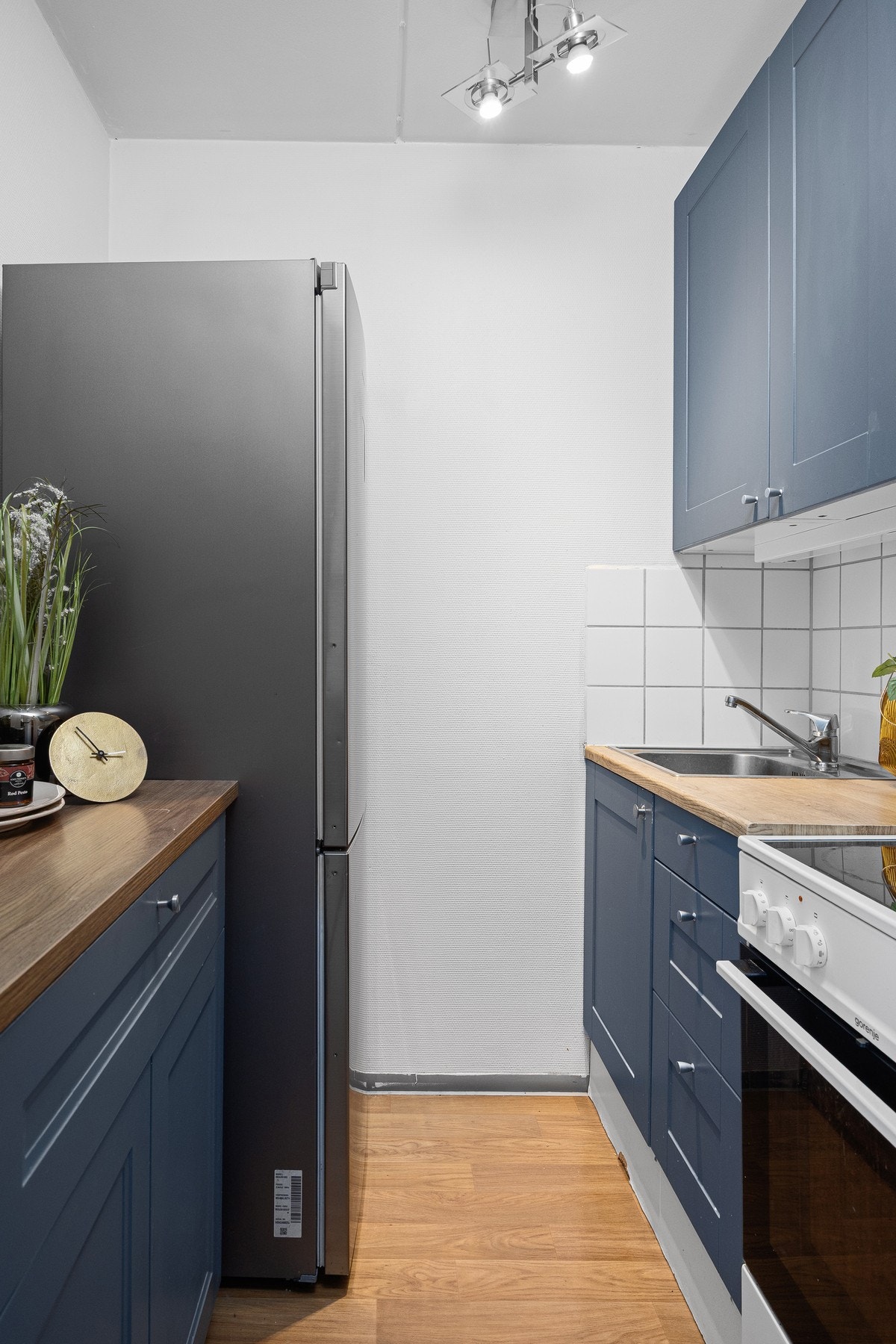 IKEA-kjøkkeninnredning fra 2012 med profilerte fronter. Benkeplaten er laminert med nedfelt vaskekum i rustfritt stål. Galleribilde