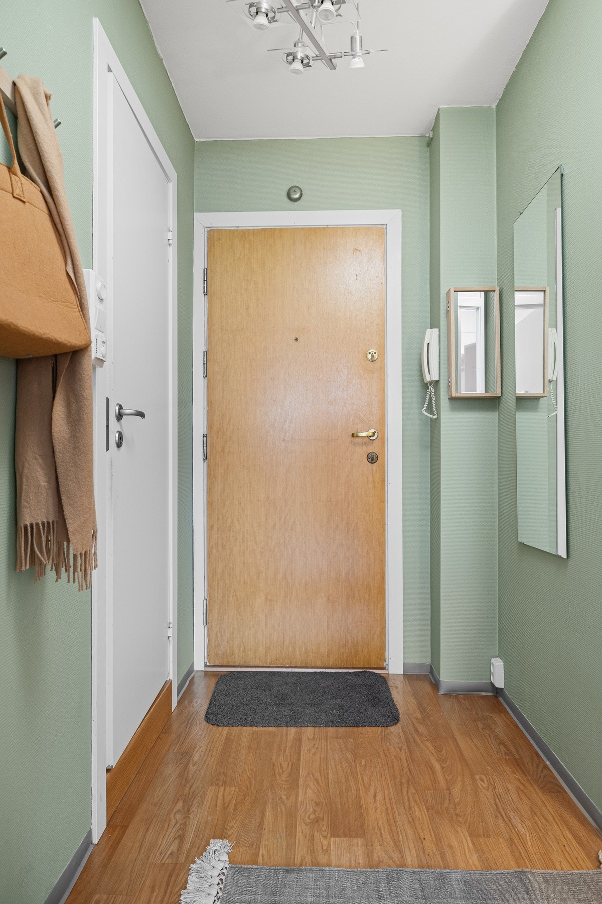 Hyppige avganger med både buss og tog i nærheten. Fra Haugenstua stasjon tar lokaltoget deg til Oslo S eller Lillestrøm på ca. 15 minutter. Galleribilde