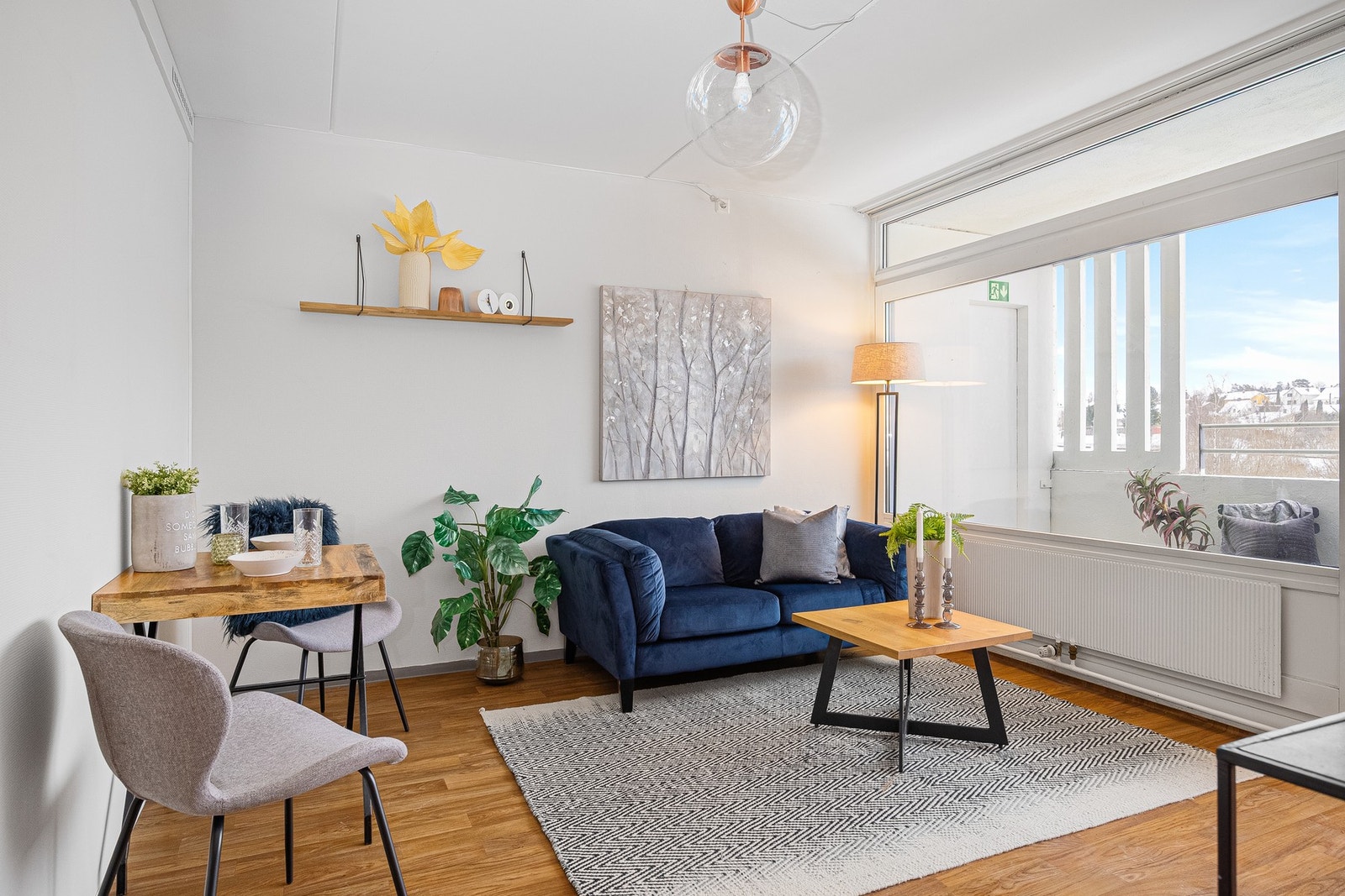 Leiligheten tilhører Haugenstua Borettslag, som er et stort og veldrevet borettslag bestående av 882 leiligheter fordelt på 42 oppganger i 10 blokker. Galleribilde