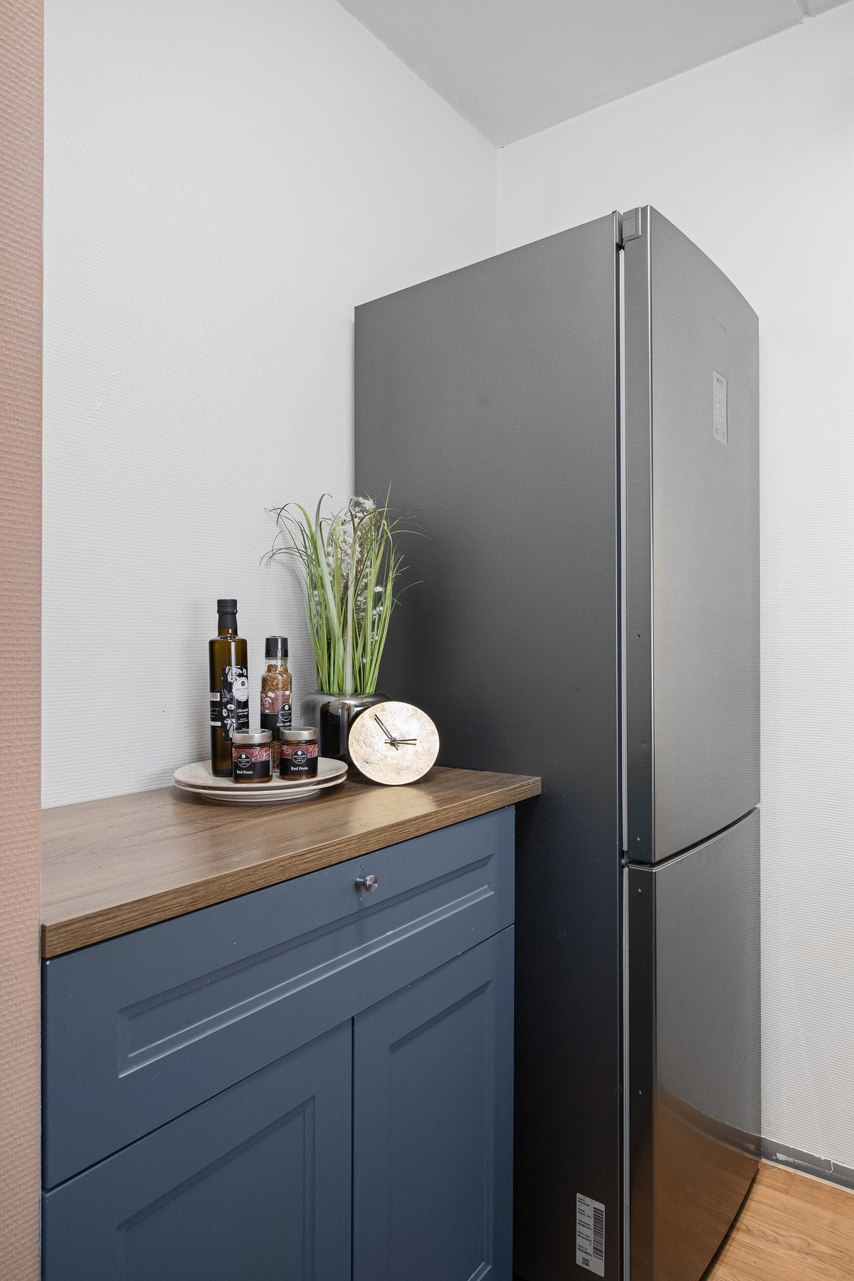 Frittstående hvitevarer (kombiskap og komfyr) kan medfølge etter kjøpers ønske. Galleribilde