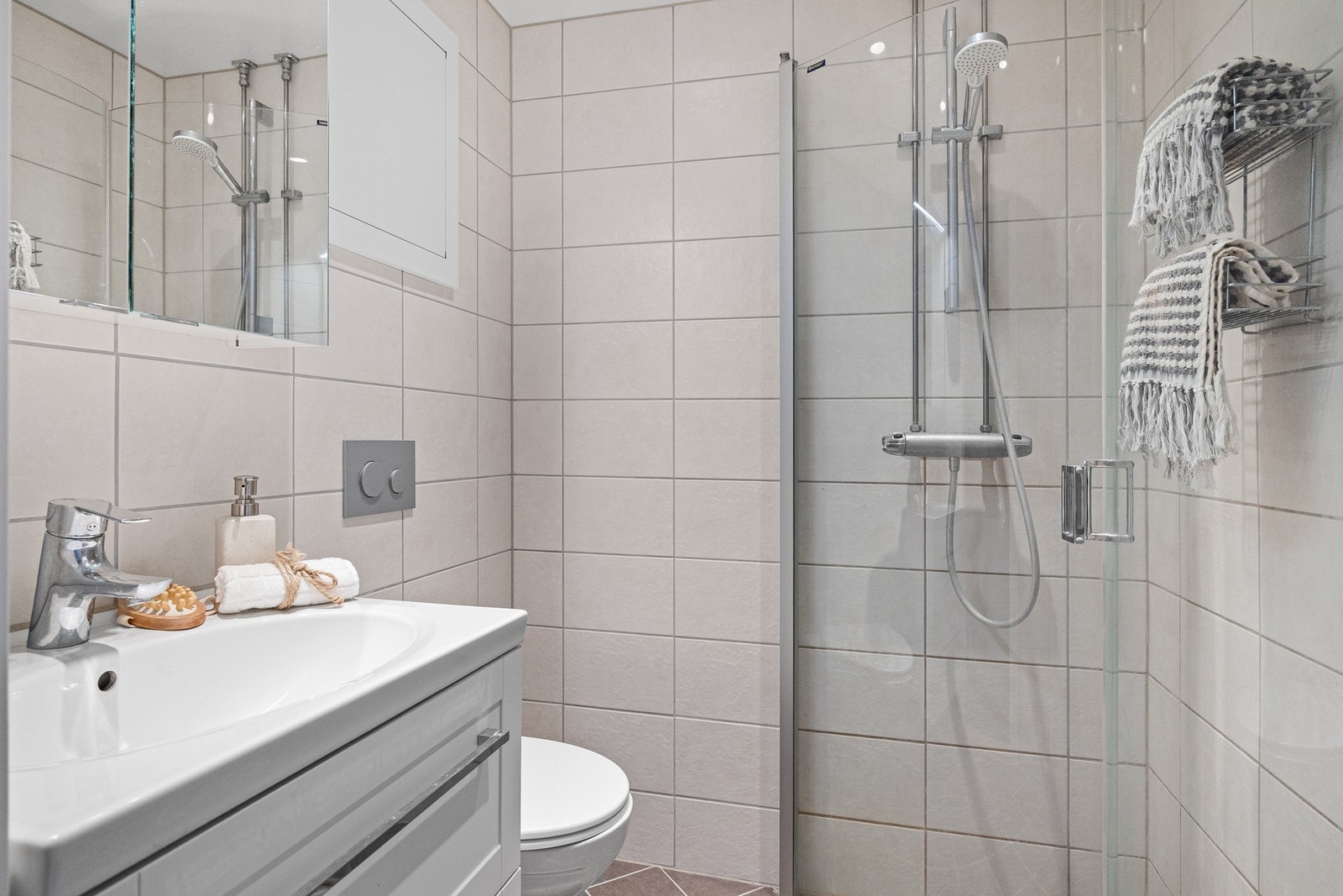 Flislagt bad pusset opp i 2017 i regi av borettslaget. Badet er utstyrt med varmekabler i gulvet og opplegg til vaskemaskin. Galleribilde