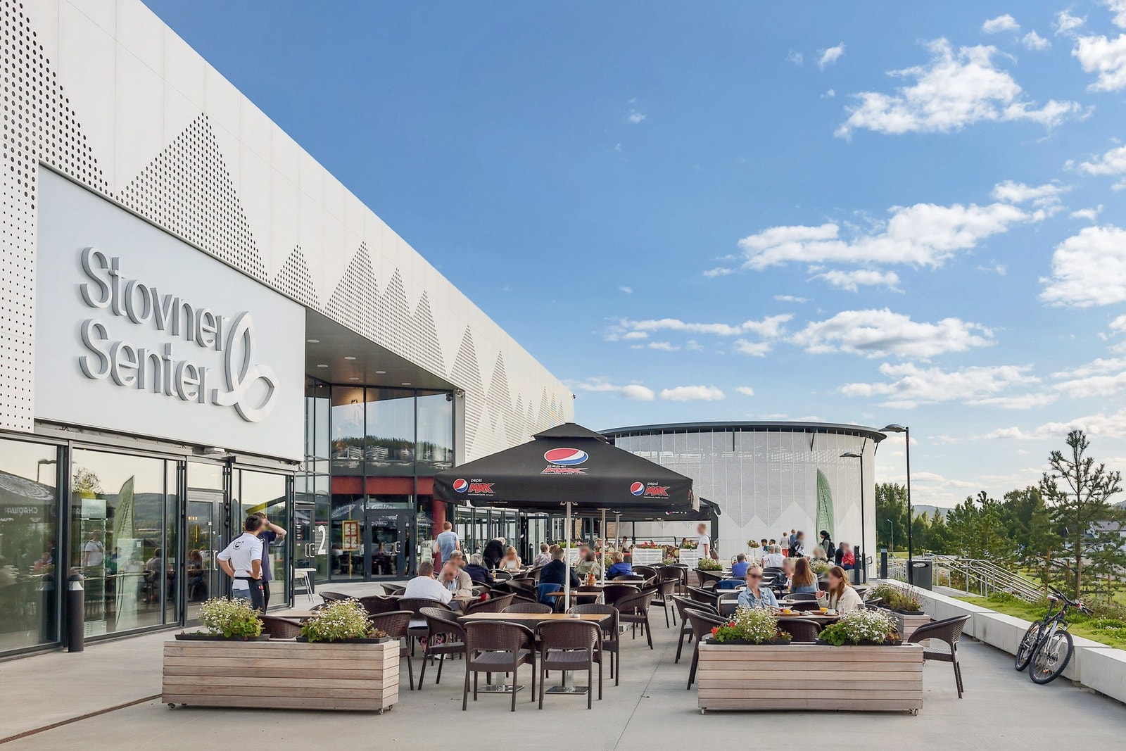 Nærmeste kjøpesenter er Stovner senter, med over 90 butikker, serveringssteder og ulike servicetilbud. Her finner du også Stovner T-banestasjon. Galleribilde