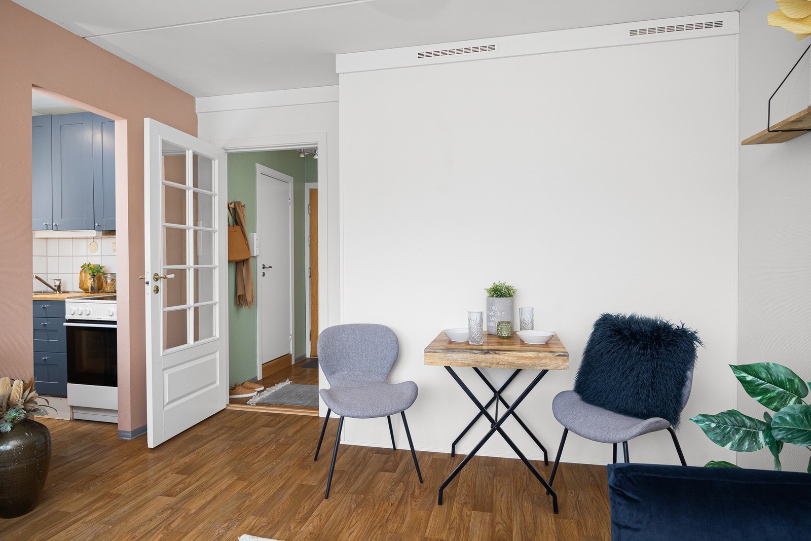 Felleskostnadene inkluderer blant annet kommunale avgifter, varmtvann og fyring (a-konto), grunnpakke TV og bredbånd fra Telenor, nedbetaling felles lån, fellesvaskeri og storsøppelrom. Galleribilde