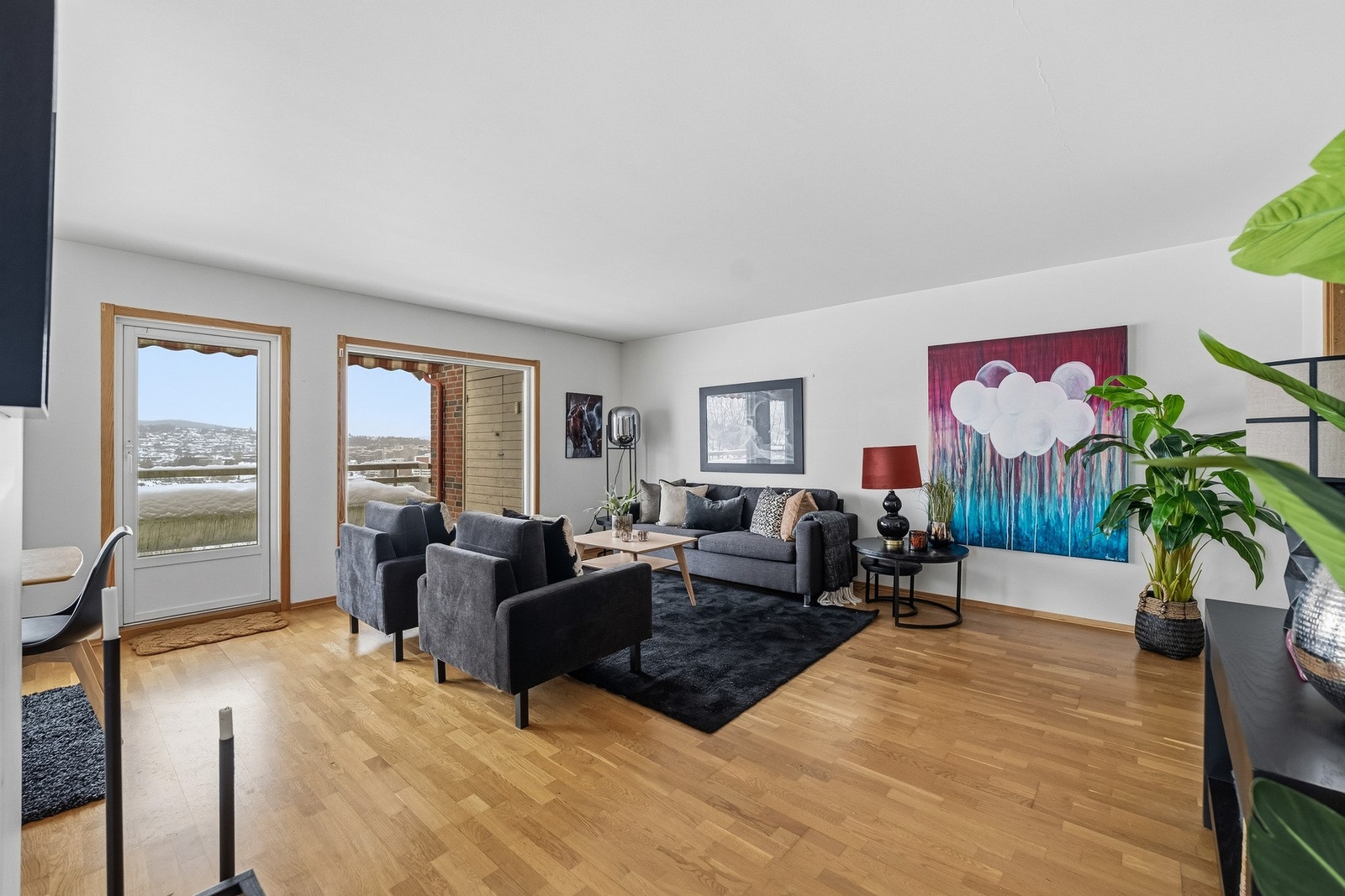 Store vindusflater gir rikelig med naturlig lys og slipper den fantastiske utsikten inn i rommet Galleribilde