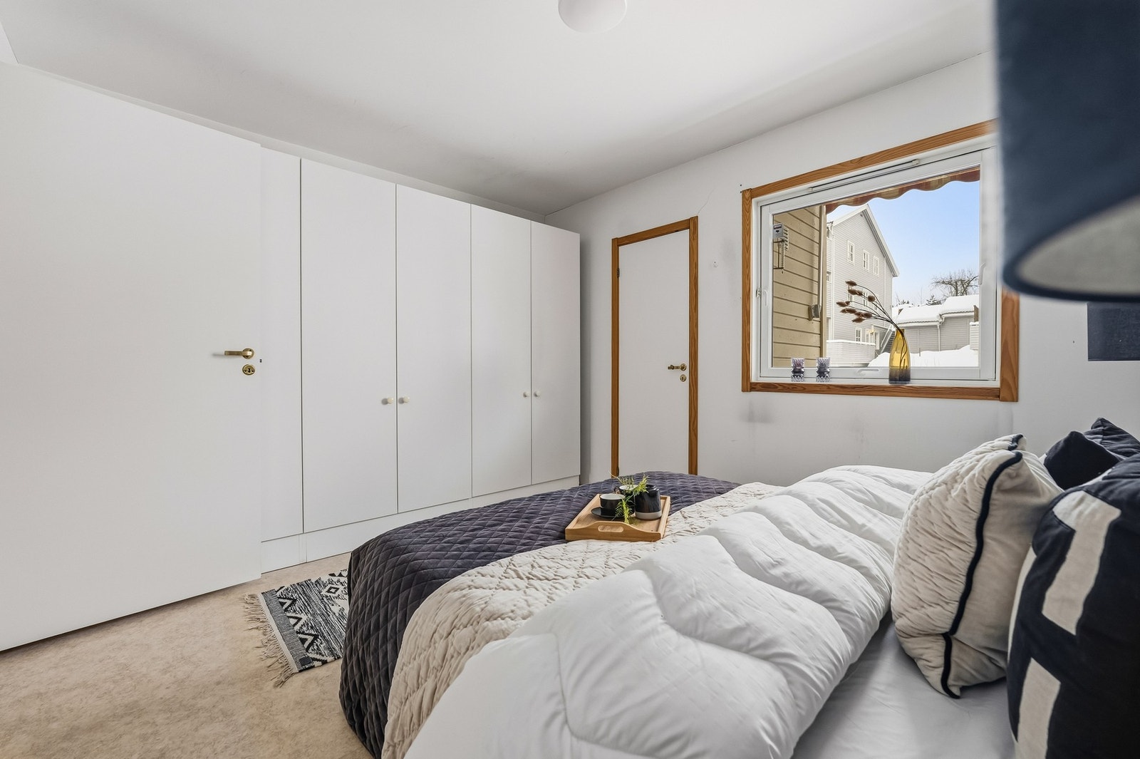 Leiligheten har tre soverom av god størrelse, alle med plass til dobbeltseng og garderobeløsninger. Galleribilde