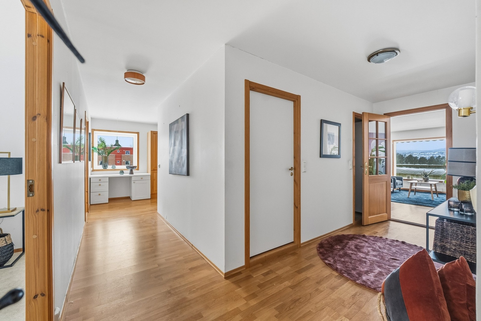 Boligens gang med adkomst til alle rommene i leiligheten. Galleribilde