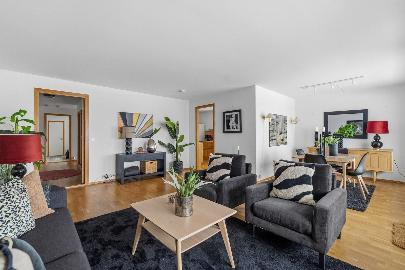 Stuen har god møbleringsfrihet og kan enkelt deles inn i flere soner Galleribilde