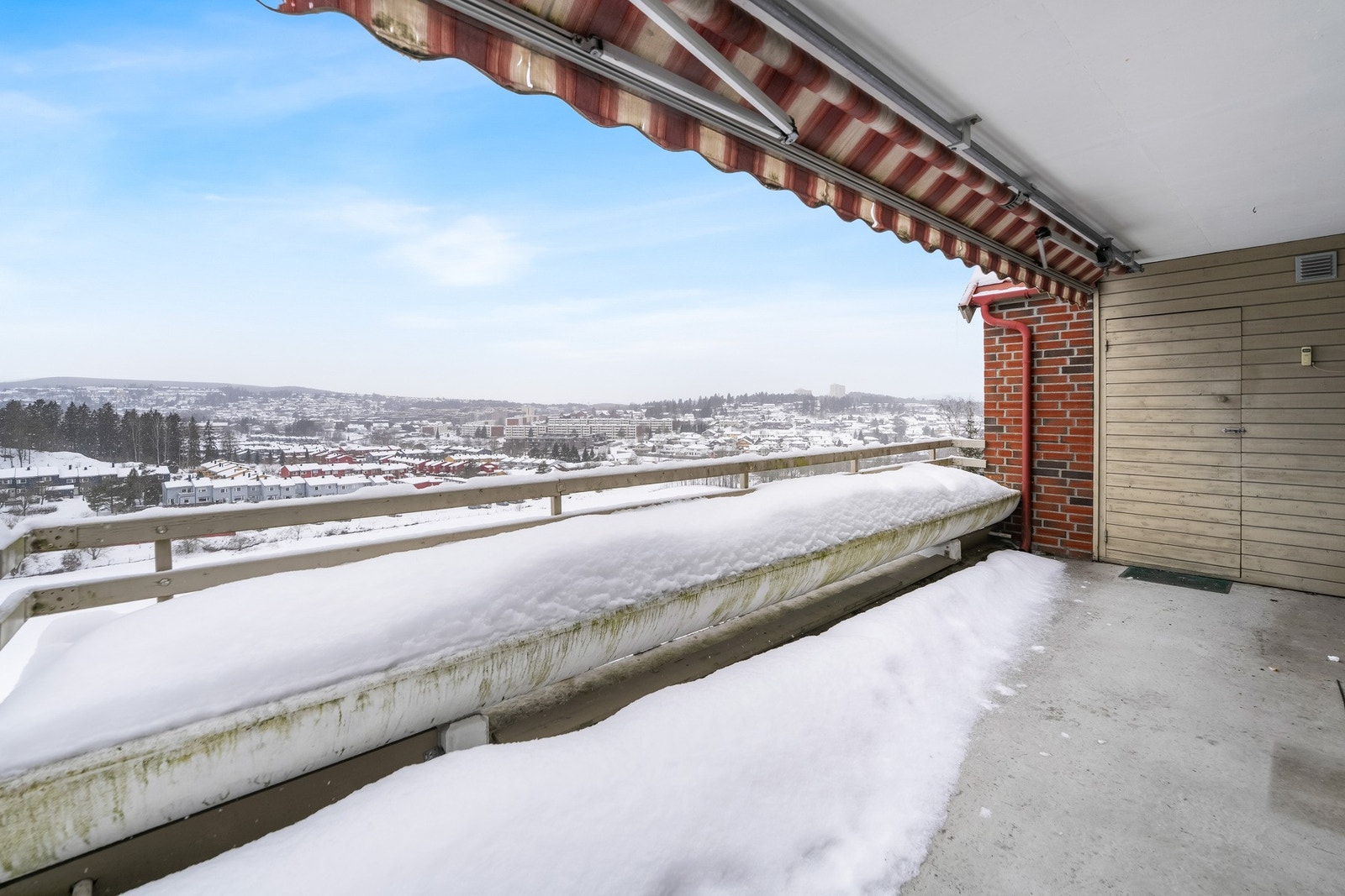 Leiligheten har en stor balkong på ca. 16 kvm med fantastisk utsikt og gode solforhold. Her ligger alt til rette for den perfekte sommeren. Galleribilde