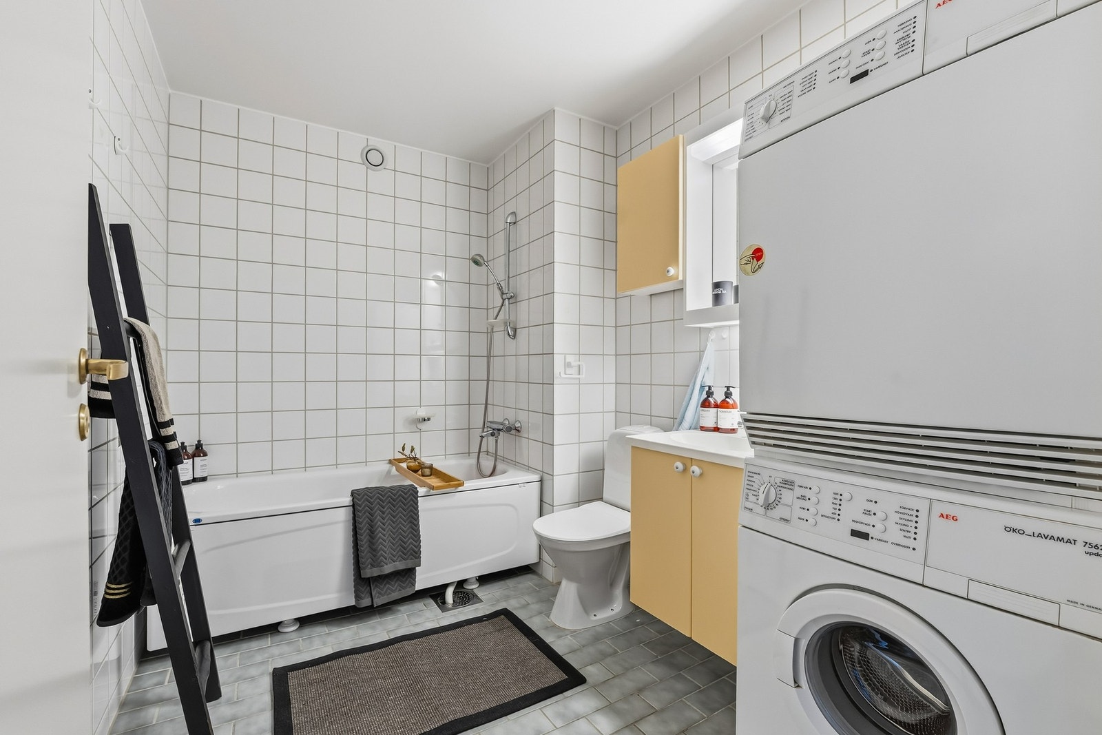 Boligen har to bad som ligger vegg i vegg. Begge badene er flislagt med lyse fliser på gulv og vegger, og har gulvvarme. Galleribilde