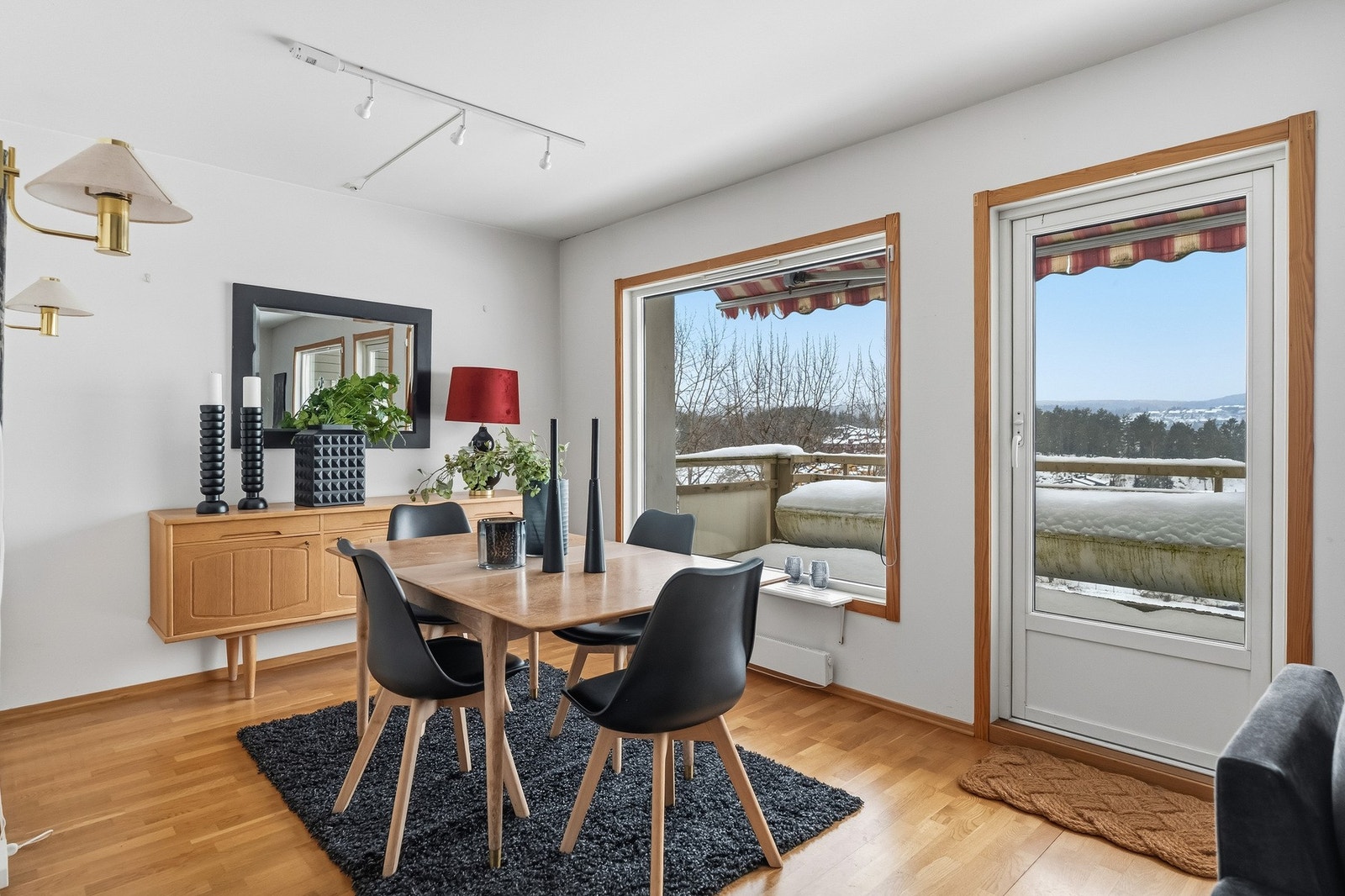 God plass til et spisebord i stuen. Galleribilde