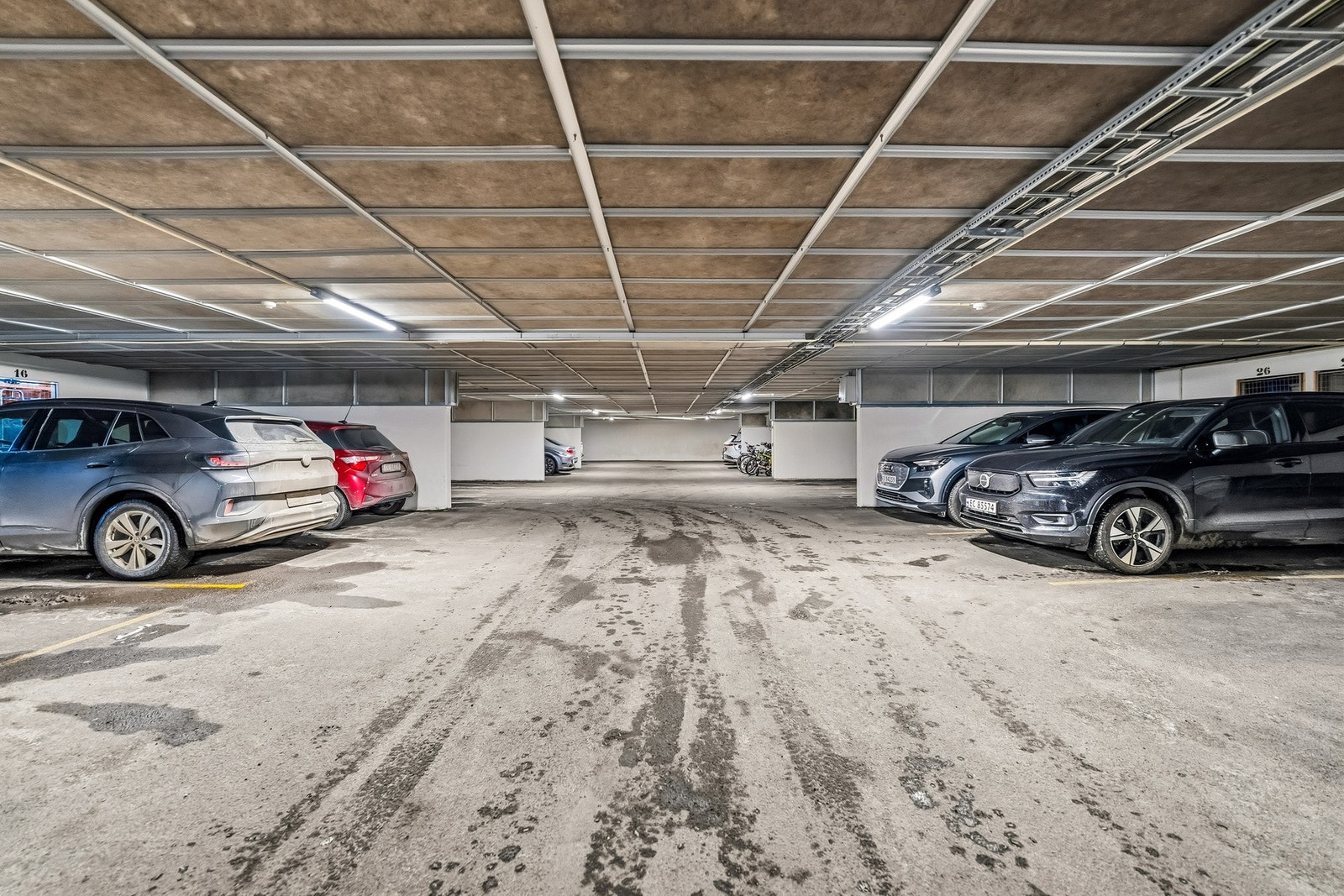 Leiligheten disponerer en parkeringsplass i felles garasjeanlegg, med kjøreadkomst via garasjeport og gangadkomst via dør fra felles gang. Galleribilde