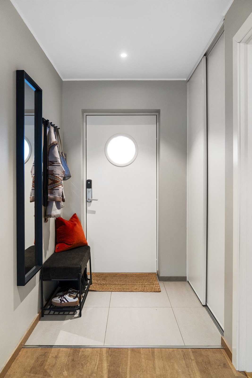 Velkommen inn - flislagt entré og skyvedørsgarderobe Galleribilde