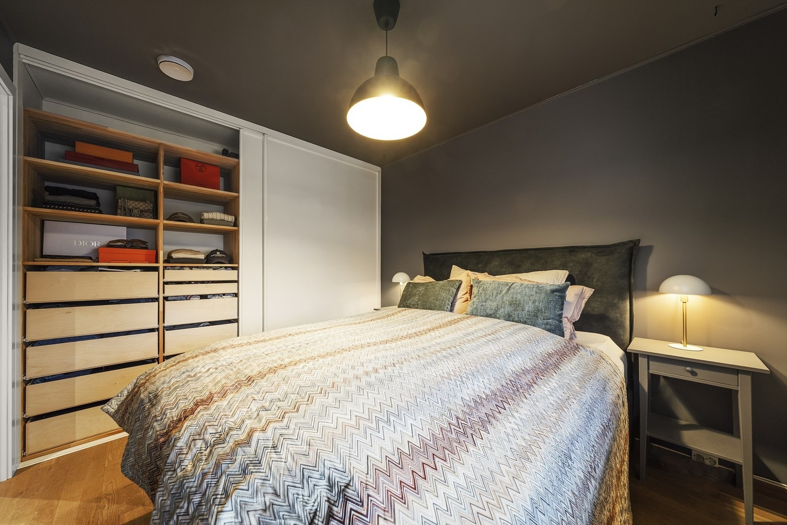 Stor skyvedørsgarderobe Galleribilde