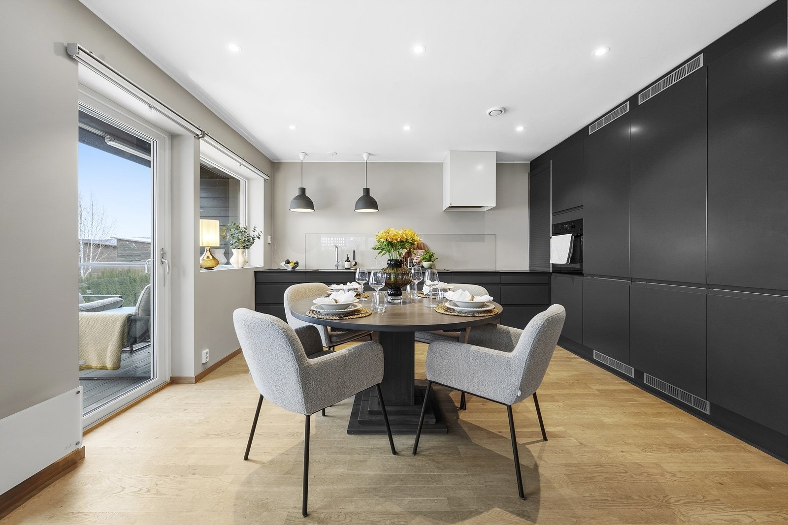 Pent Sigdal kjøkken med integrerte hvitevarer og plass til spisegruppe Galleribilde