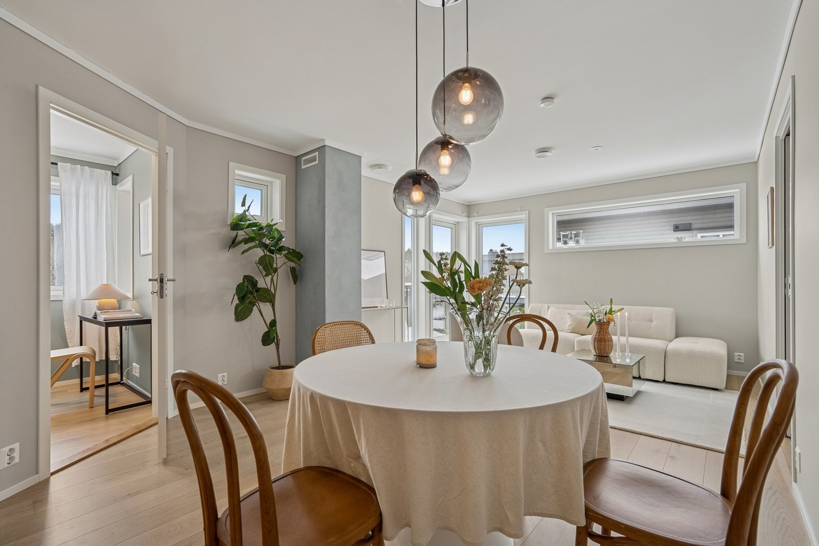 Fra stuen er det utgang til balkong med gode solforhold. Galleribilde