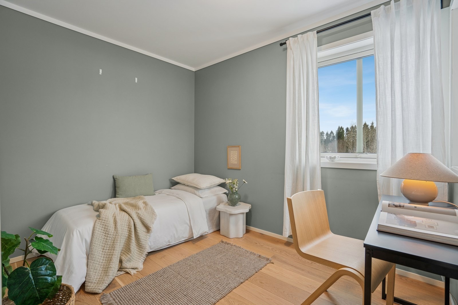 Det andre rommet er romslig og egner seg godt som barnerom, gjesterom eller hjemmekontor. Galleribilde