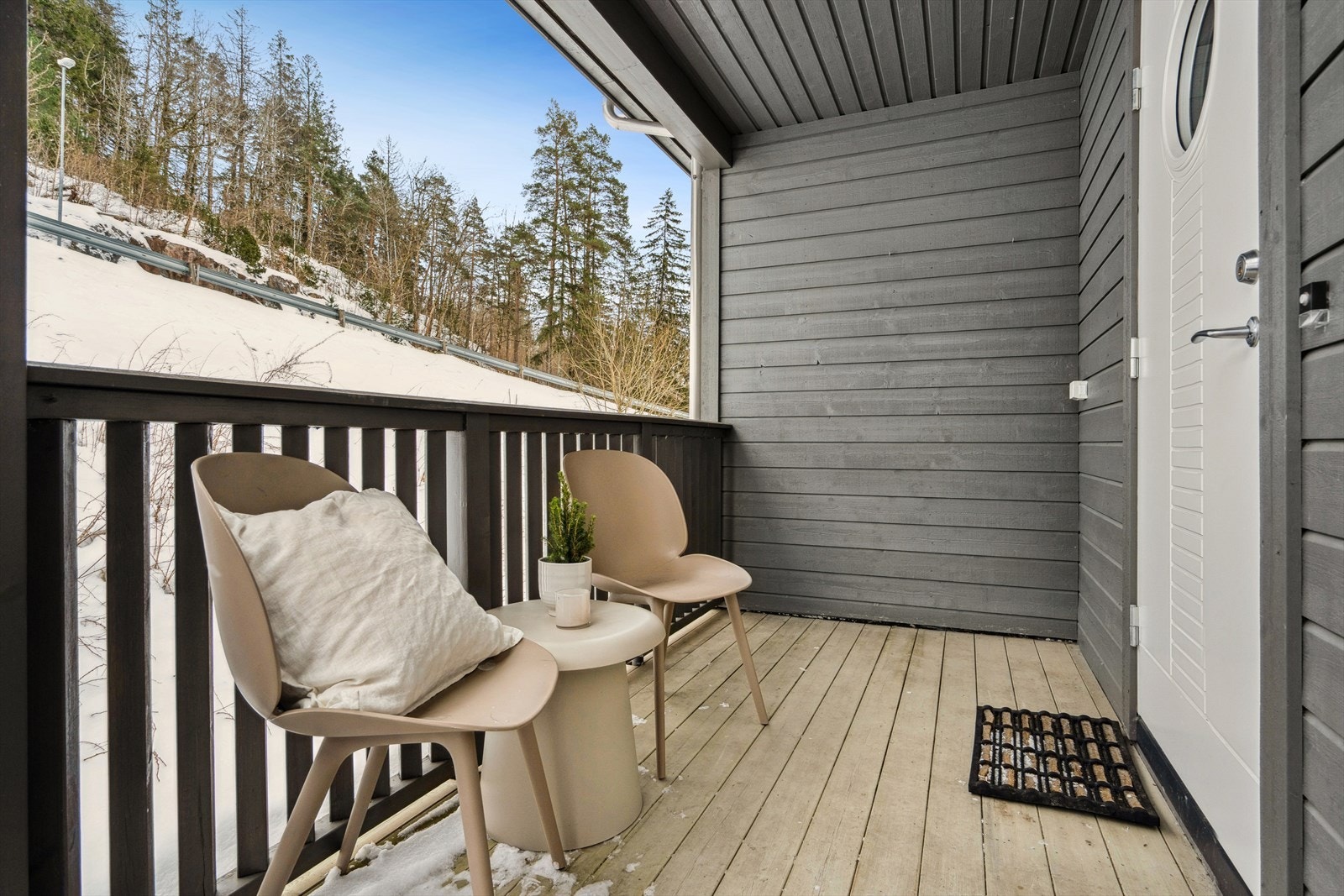 Eget overbygget inngangsparti med plass til et lite cafésett. Galleribilde