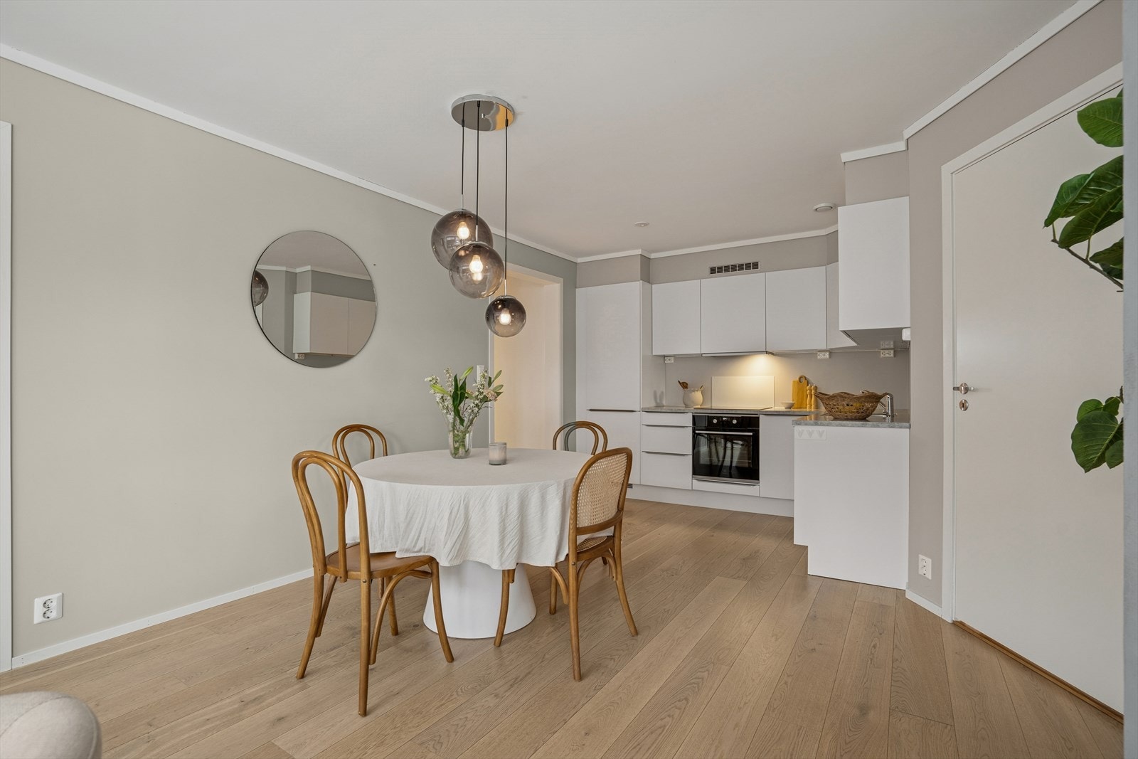 Kjøkkenet har tidløse fronter og benkeplate i slitesterk laminat. Galleribilde