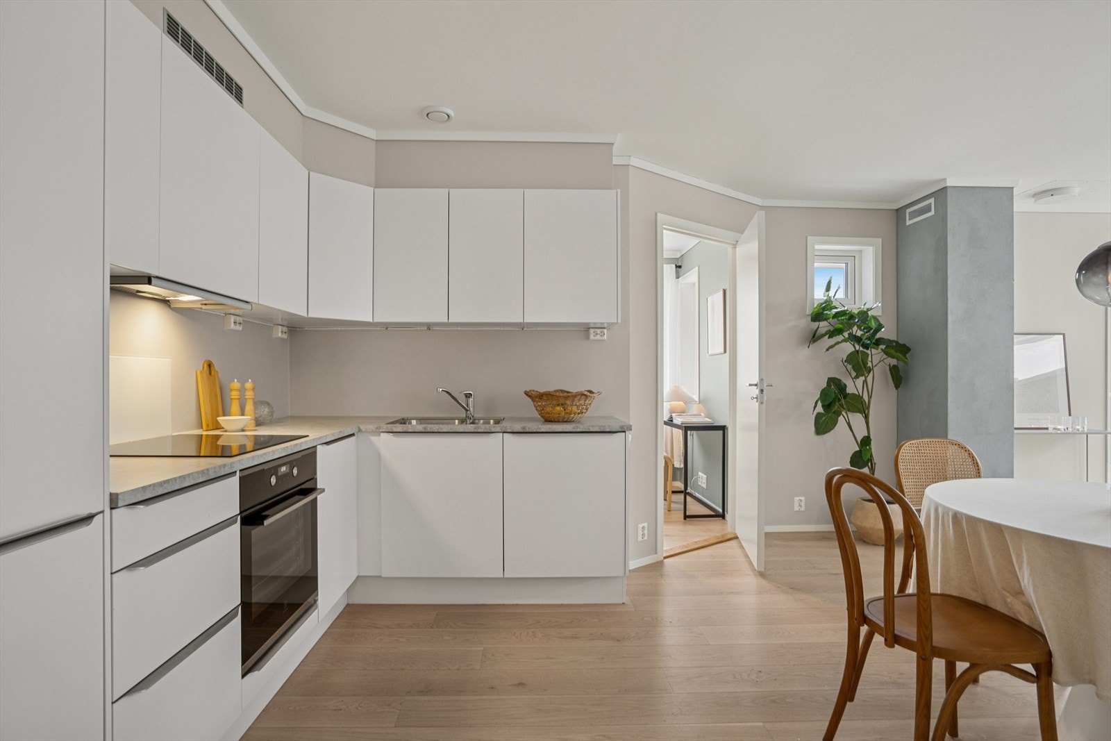 Vasken er i rustfritt stål, og det er integrerte hvitevarer som koketopp, stekeovn, oppvaskmaskin og kombiskap med kjøl og frys. Galleribilde