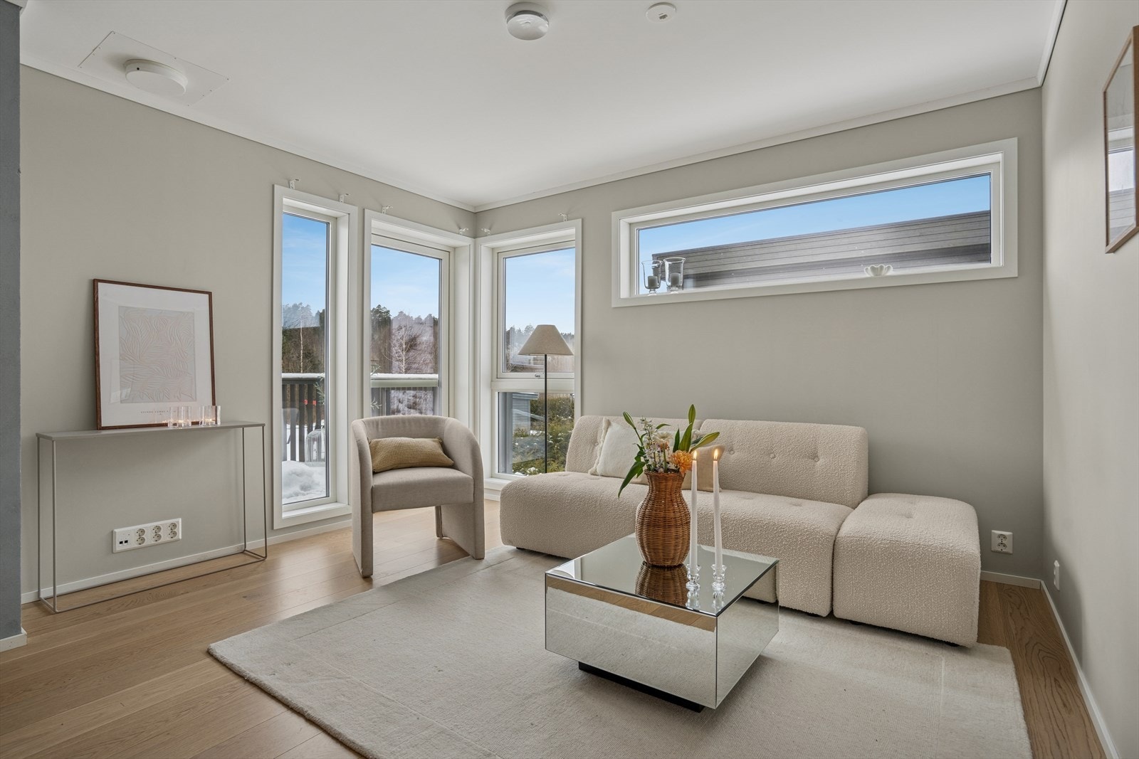 Boligen har en effektiv planløsning med romslig entré, to fine soverom, flislagt bad med opplegg for vaskemaskin og åpen stue-kjøkkenløsning. Galleribilde