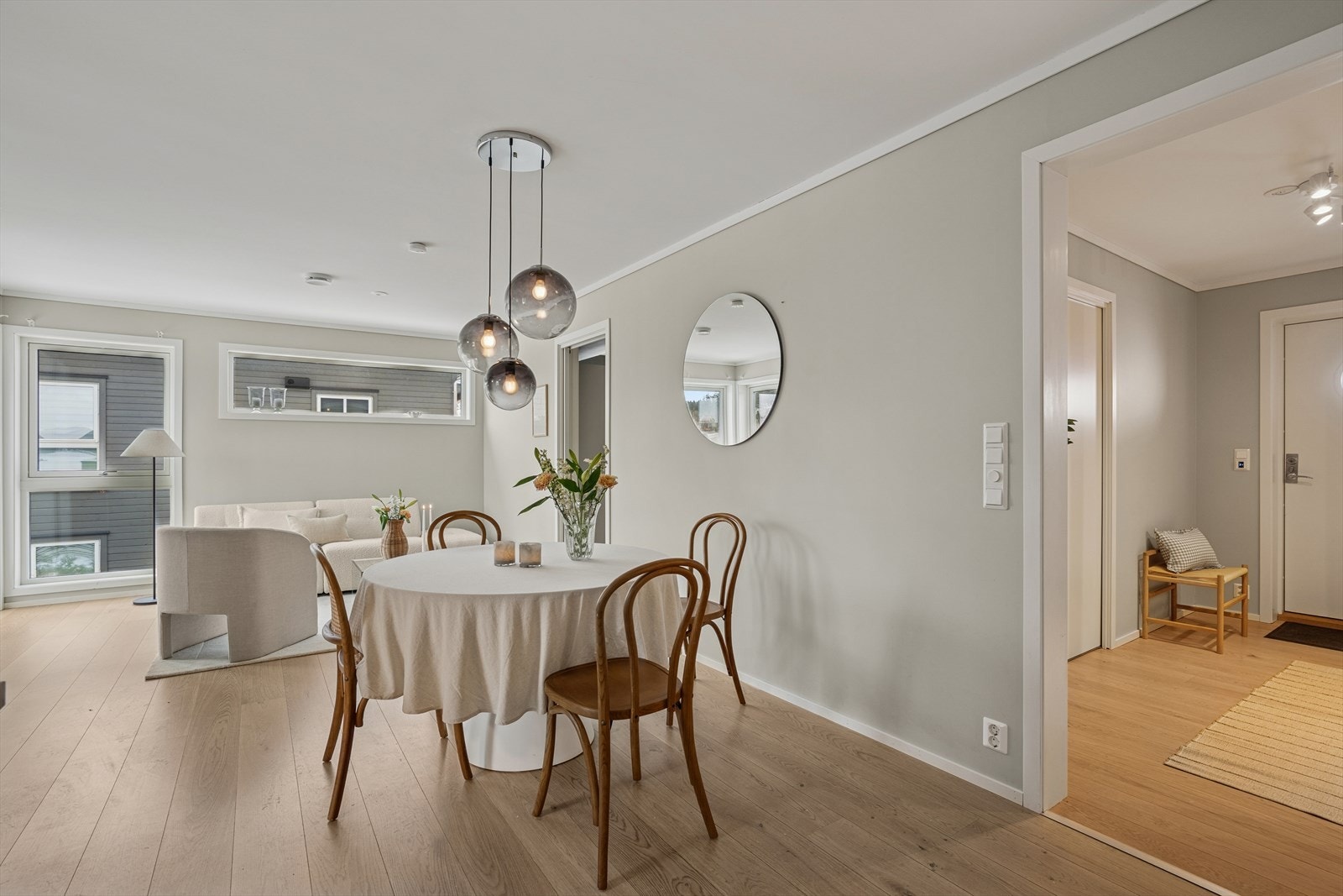 Store vindusflater sørger for rikelig med naturlig lys. Galleribilde