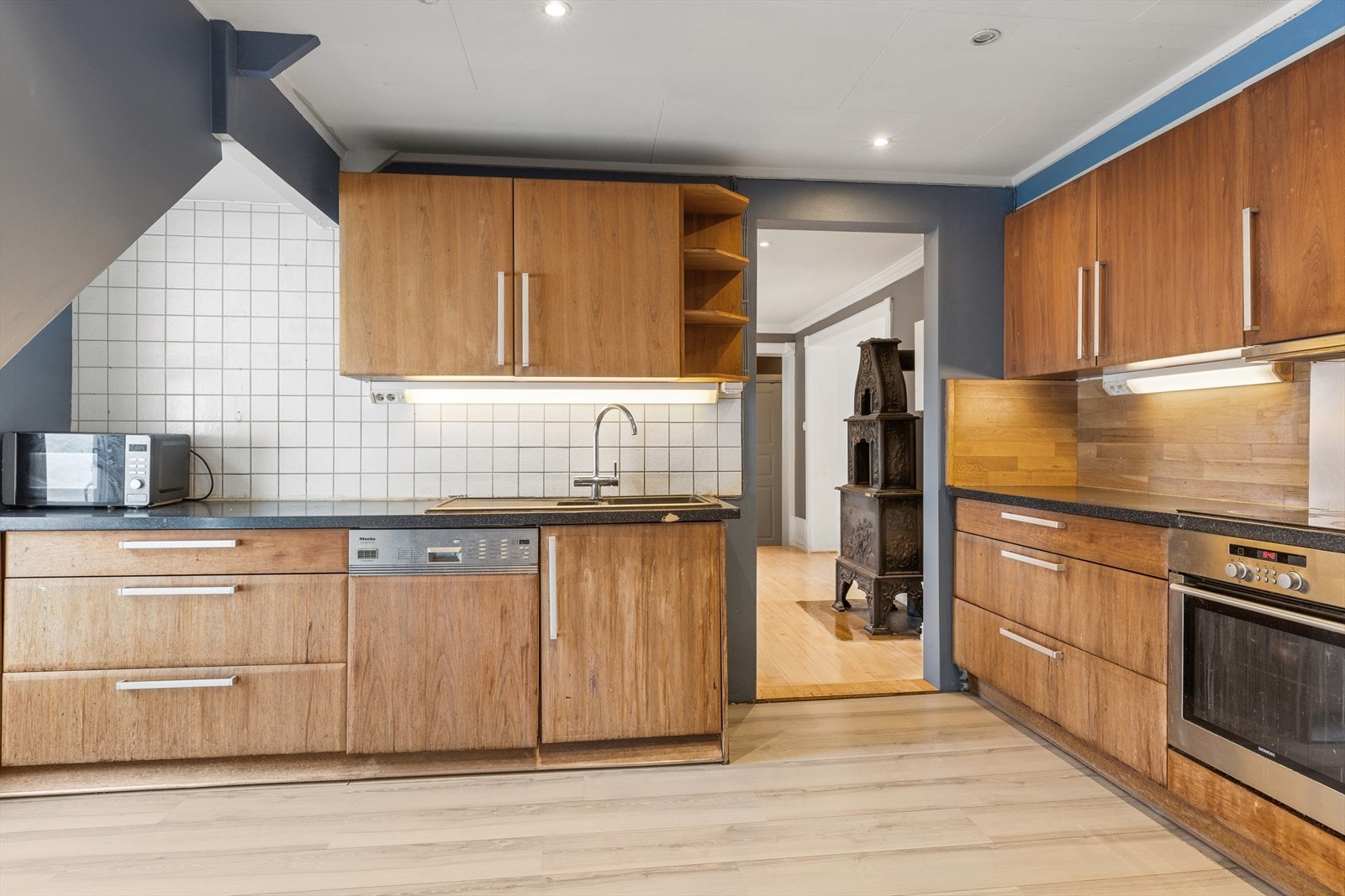 Kjøkkenet har god skap- og benkeplass, med glatte fronter som gir et rent og enkelt uttrykk. Galleribilde