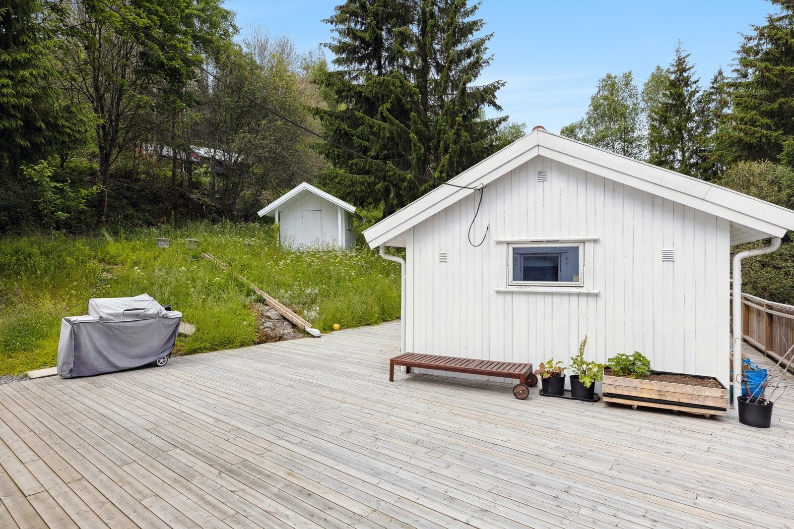 På terrassen er det bygd et anneks med to innredede rom. Galleribilde