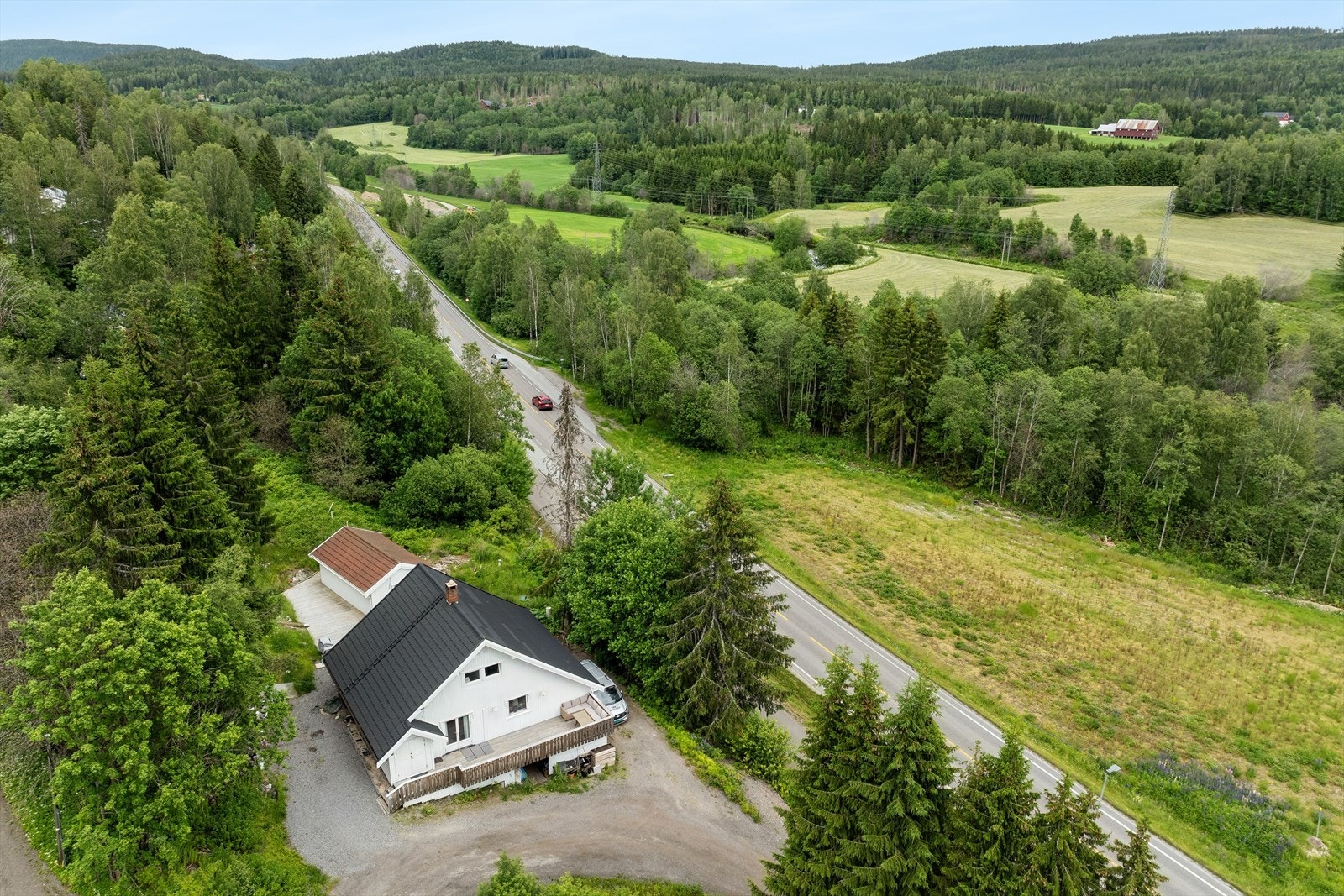 Familievennlig enebolig over to plan m/innredet anneks og solrike terrasser. Galleribilde