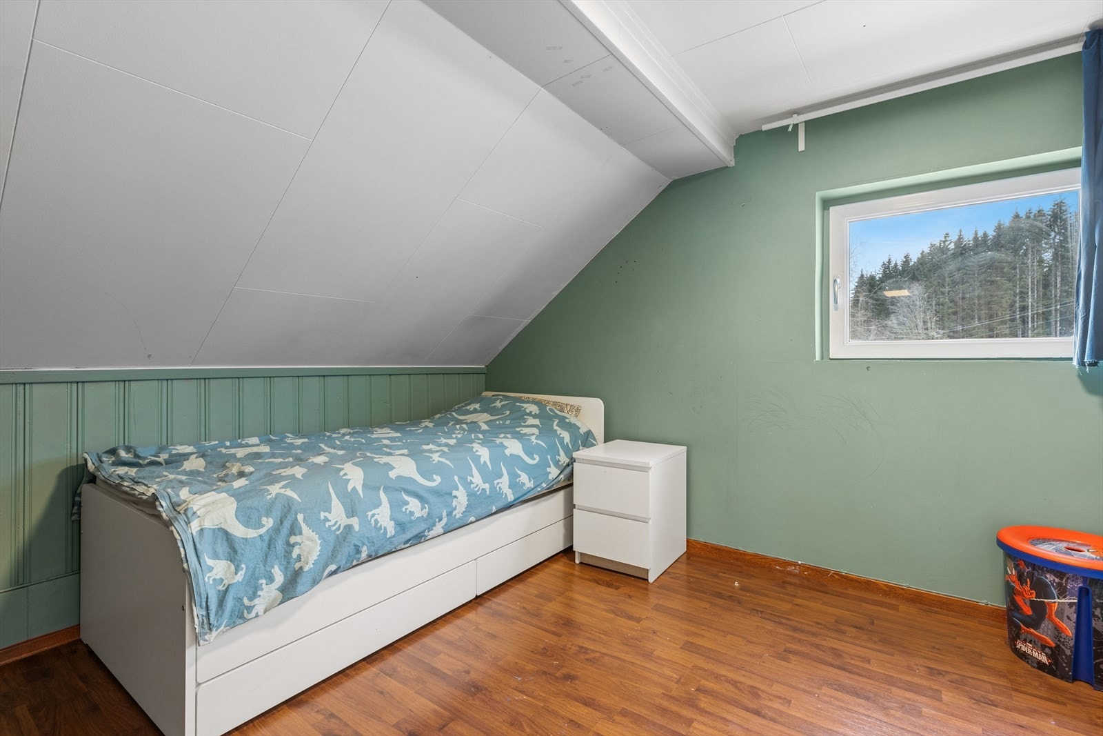 Soverommene er i dag innredet med seng og garderobeskap, og gir rikelig med plass for både oppbevaring og hvile. Galleribilde