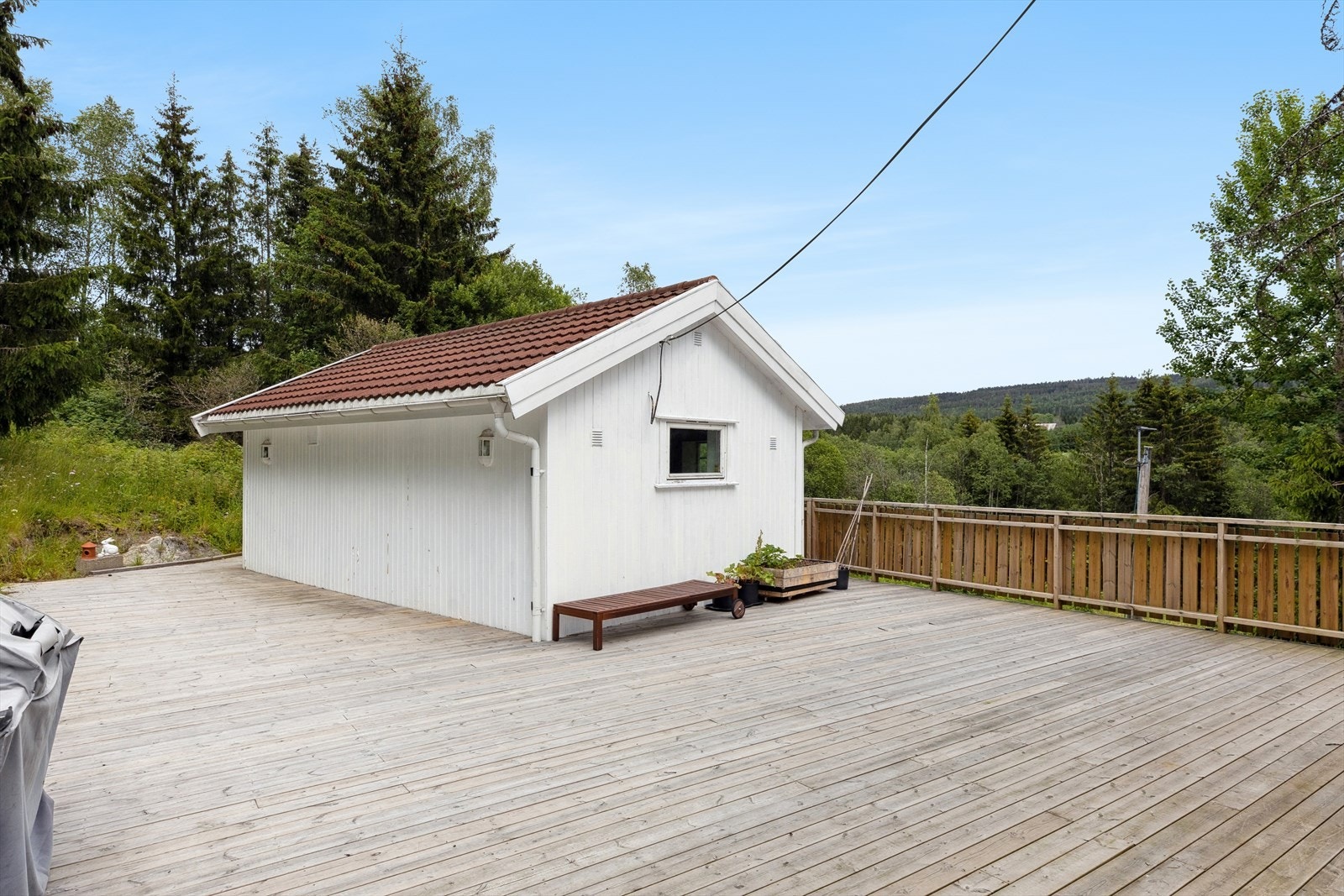 Fra kjøkkenet har du utgang til en romslig terrasse. Galleribilde