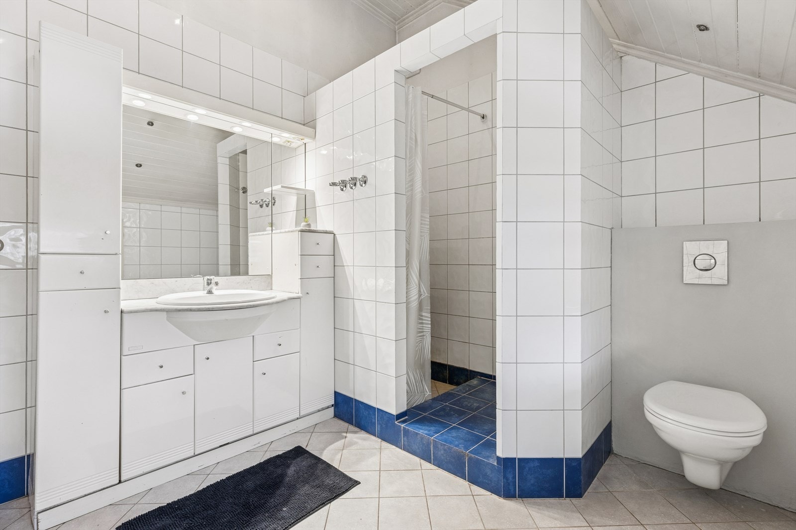 Boligen har totalt to baderom, og baderommet i 1. etasje har flislagte overflater for en praktisk og lettstelt løsning. Galleribilde