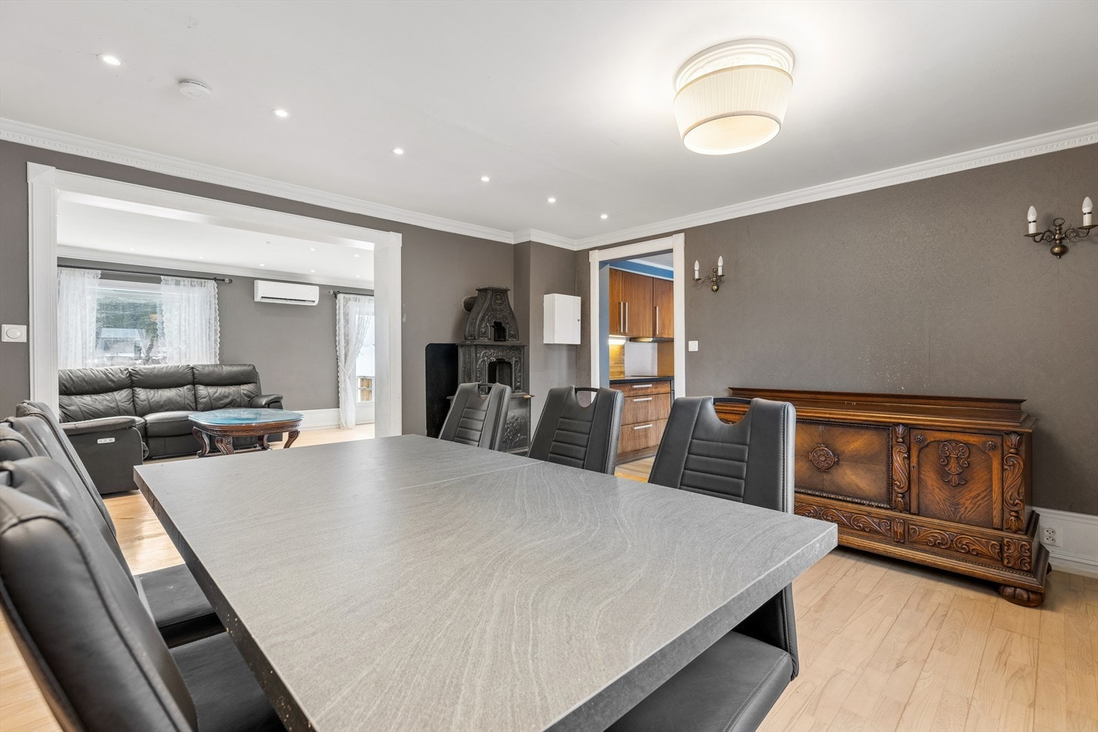 De store vindusflatene slipper inn masse naturlig lys, noe som gjør rommet både lyst og luftig. Galleribilde