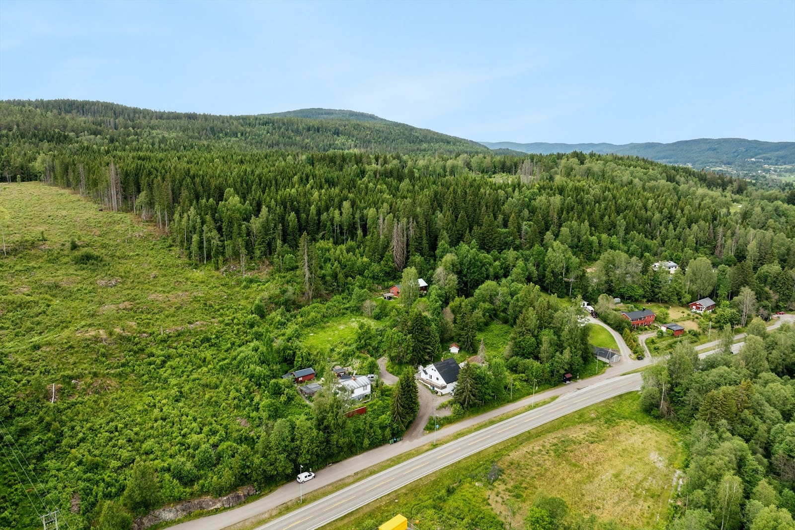 Boligen ligger i usjenert og rolig område i landlige omgivelser. Galleribilde