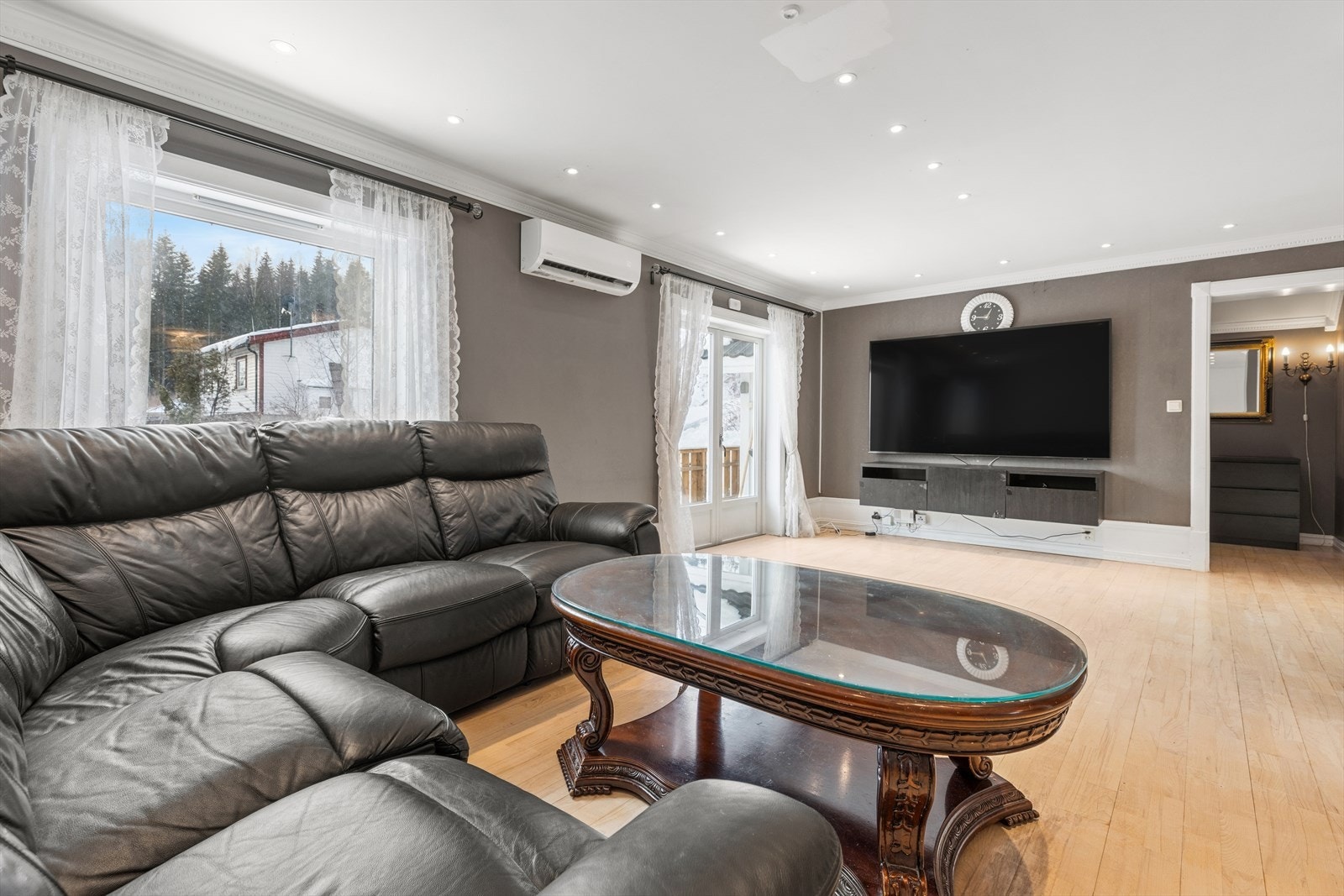 Den romslige og lyse stuen byr på en fantastisk atmosfære og gir rikelig med muligheter for kreativ innredning. Galleribilde