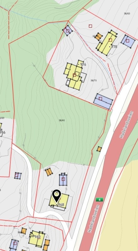 Boligen har en romslig tomt på ca. 6 mål, som gir mange muligheter. Tomten er i dag opparbeidet med grøntarealer og innbydende uteområder, perfekte for både familie og venner. Galleribilde