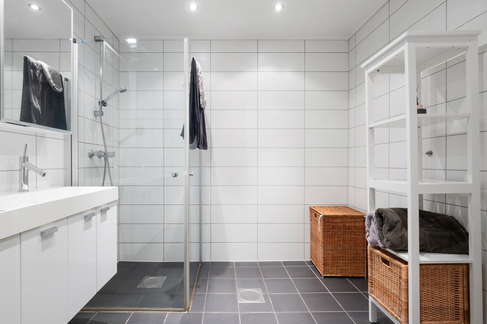 Badetadet gir en stor fordel i hverdagen, og er innredet med en stor vask med dobbelt blandebatteri, dusj med glassdører og veggmontert toalett, samt varme i gulv og balansert ventilasjon. Galleribilde