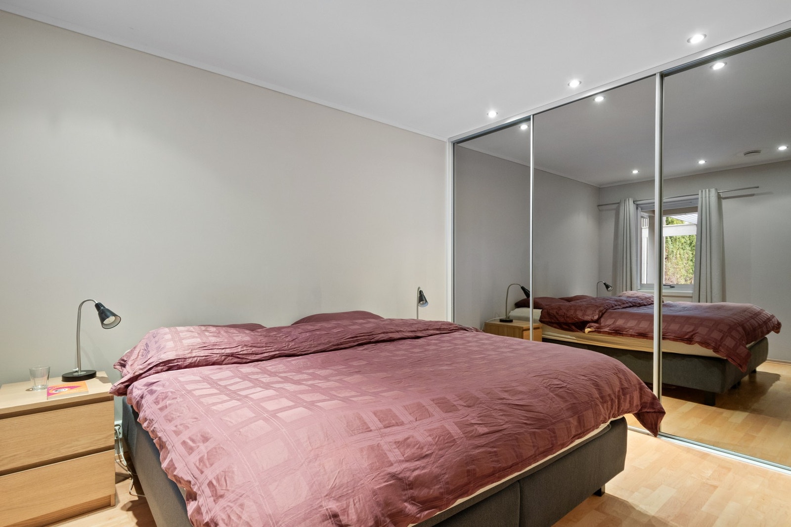 Underetasjen inneholder en funksjonell og familievennlig romløsning bestående av hall med trapp, tre soverom, bad/vaskerom, bad og bod. Galleribilde