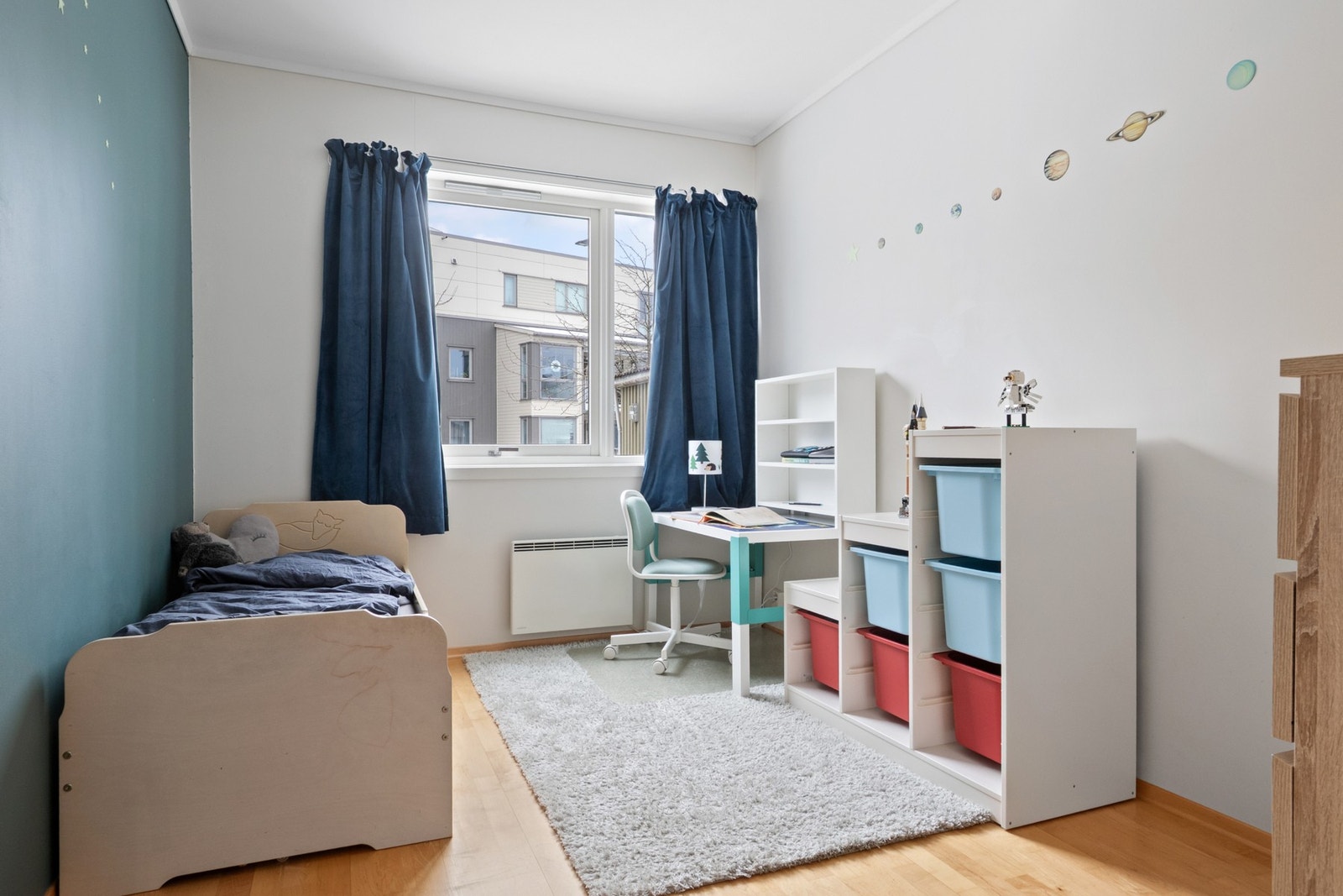 Boligen har totalt 3 soverom i underetasjen, noe som gir god fleksibilitet for barnefamilie, hjemmekontor eller gjesterom. Galleribilde